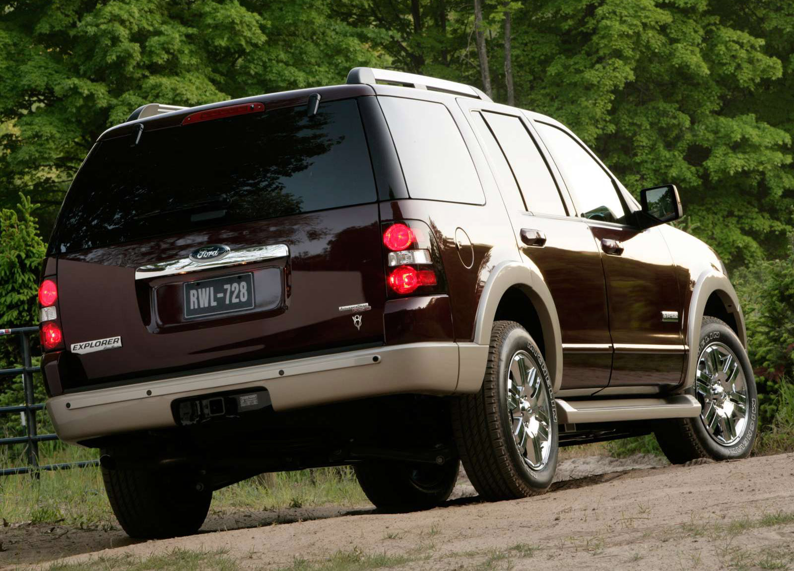 Ford Explorer photo #17