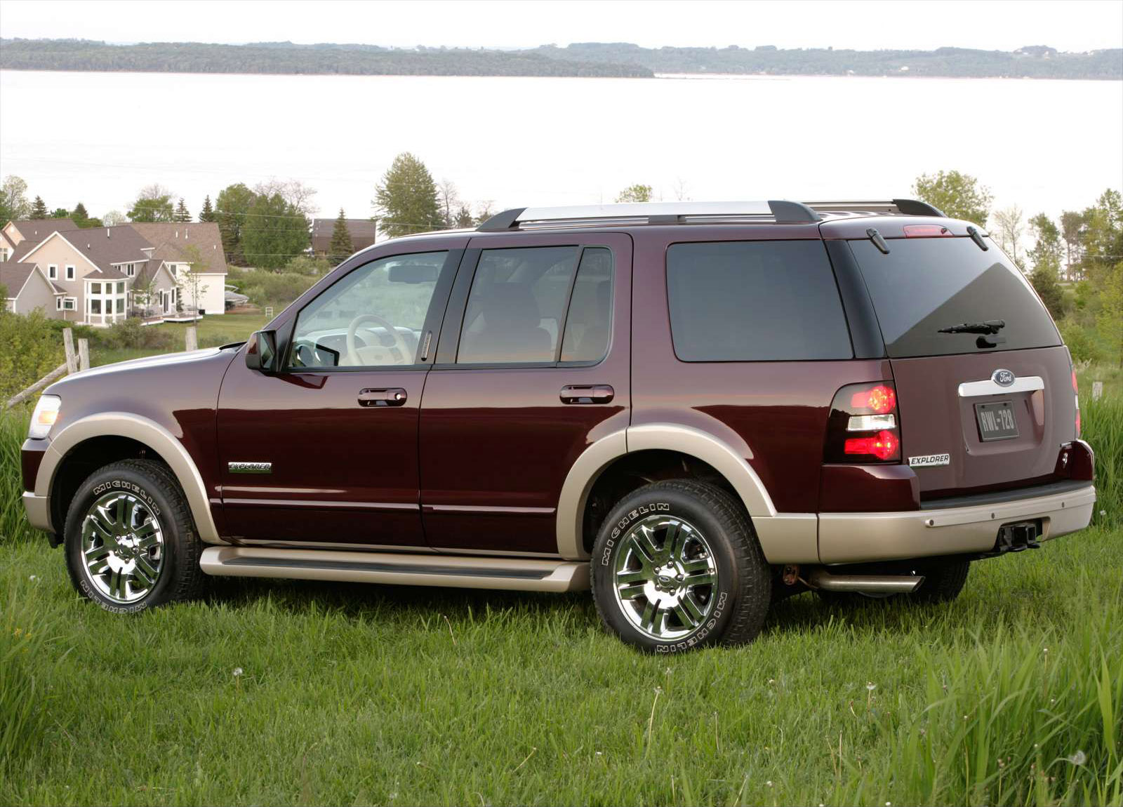 Ford Explorer photo #18