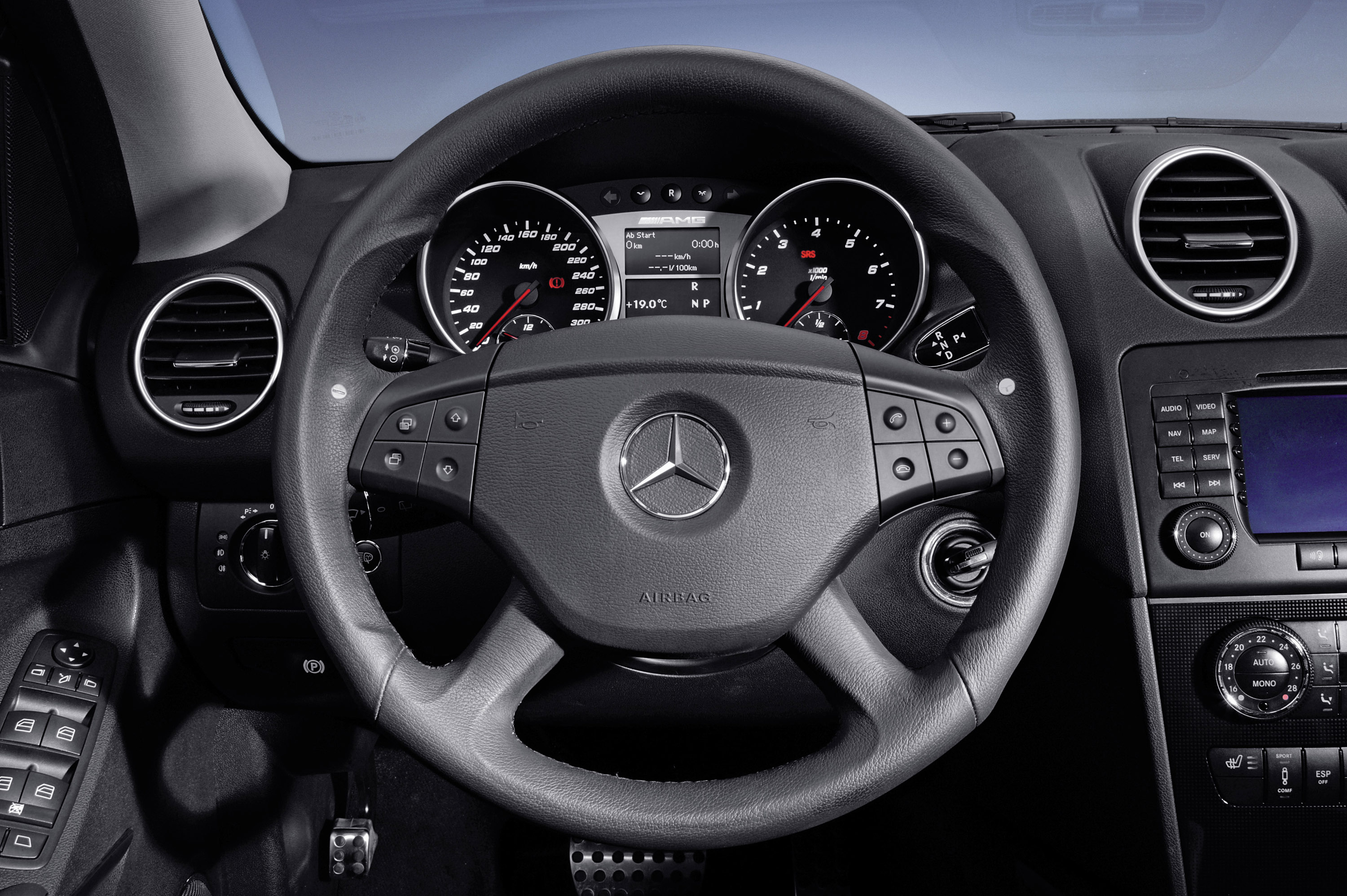 Mercedes-Benz ML63 AMG photo #26