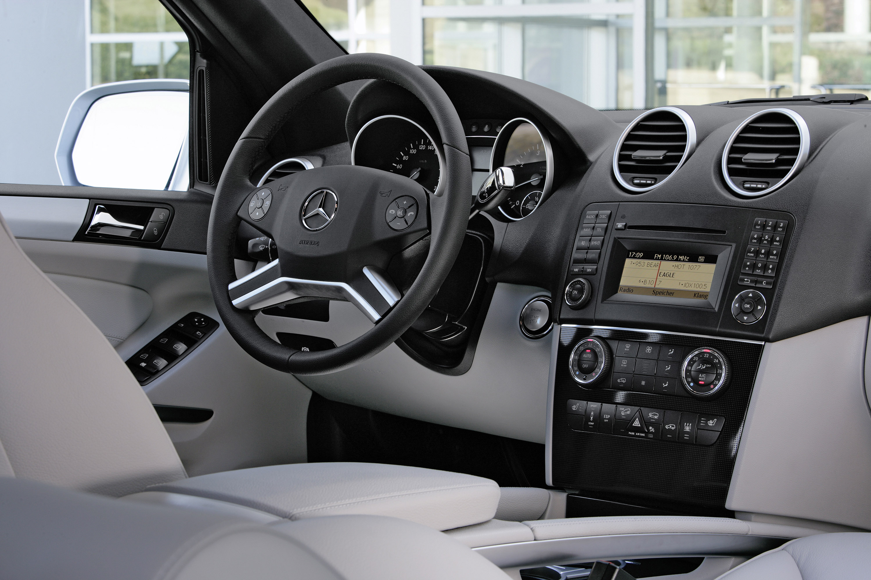 Mercedes-Benz M-Class photo #29