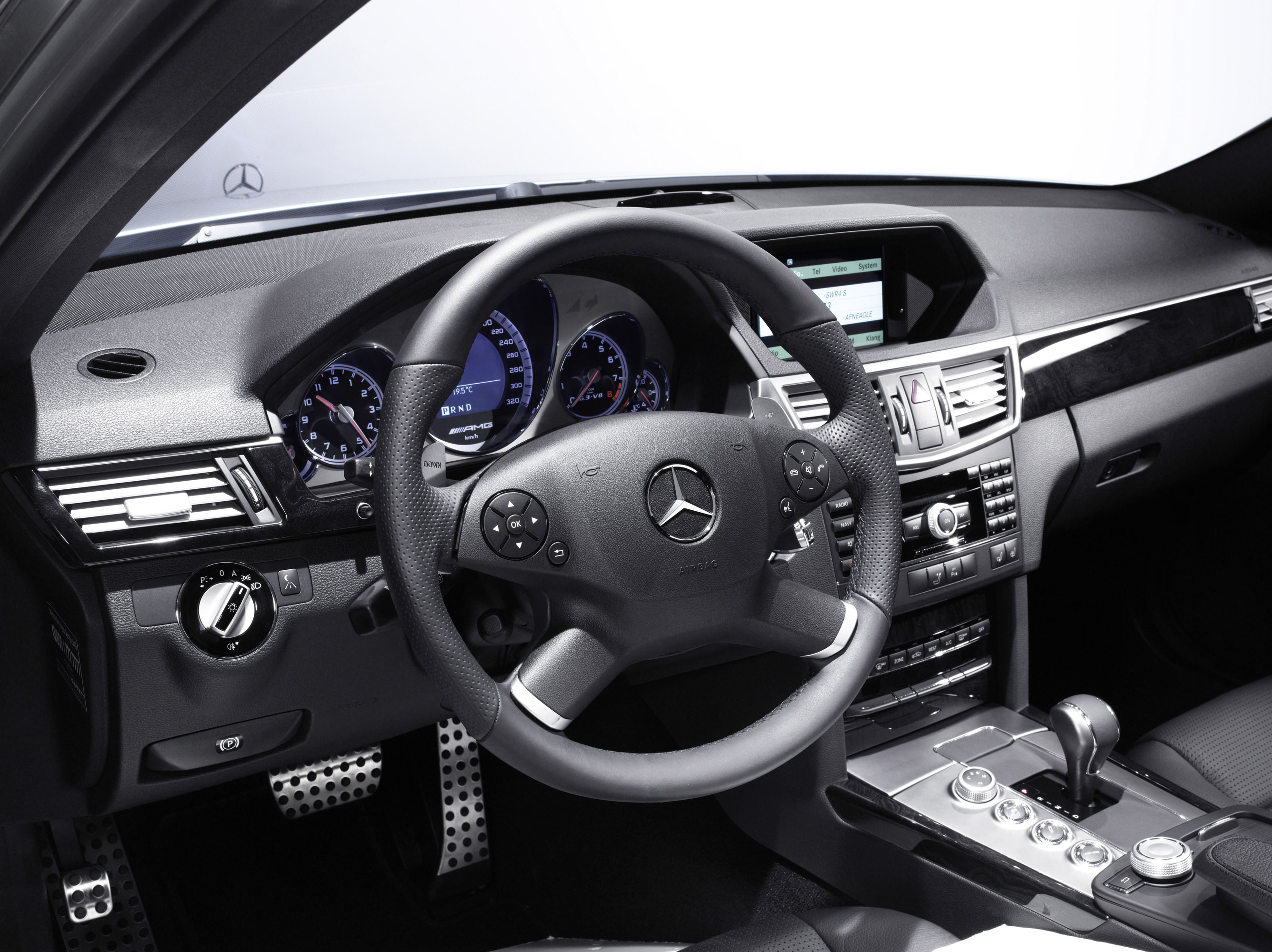 Mercedes-Benz E63 AMG photo #26