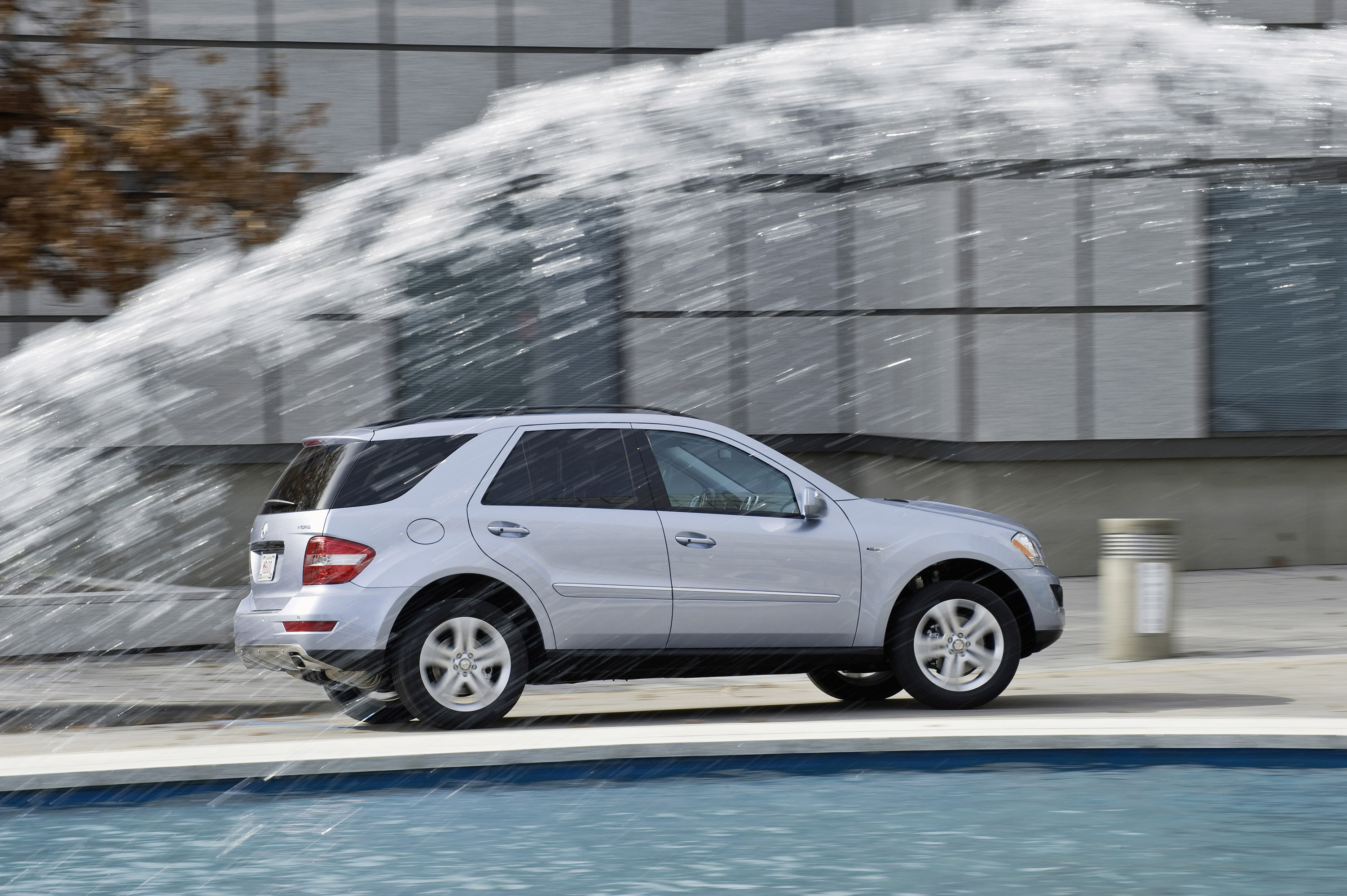 Mercedes-Benz ML450 Hybrid photo #32