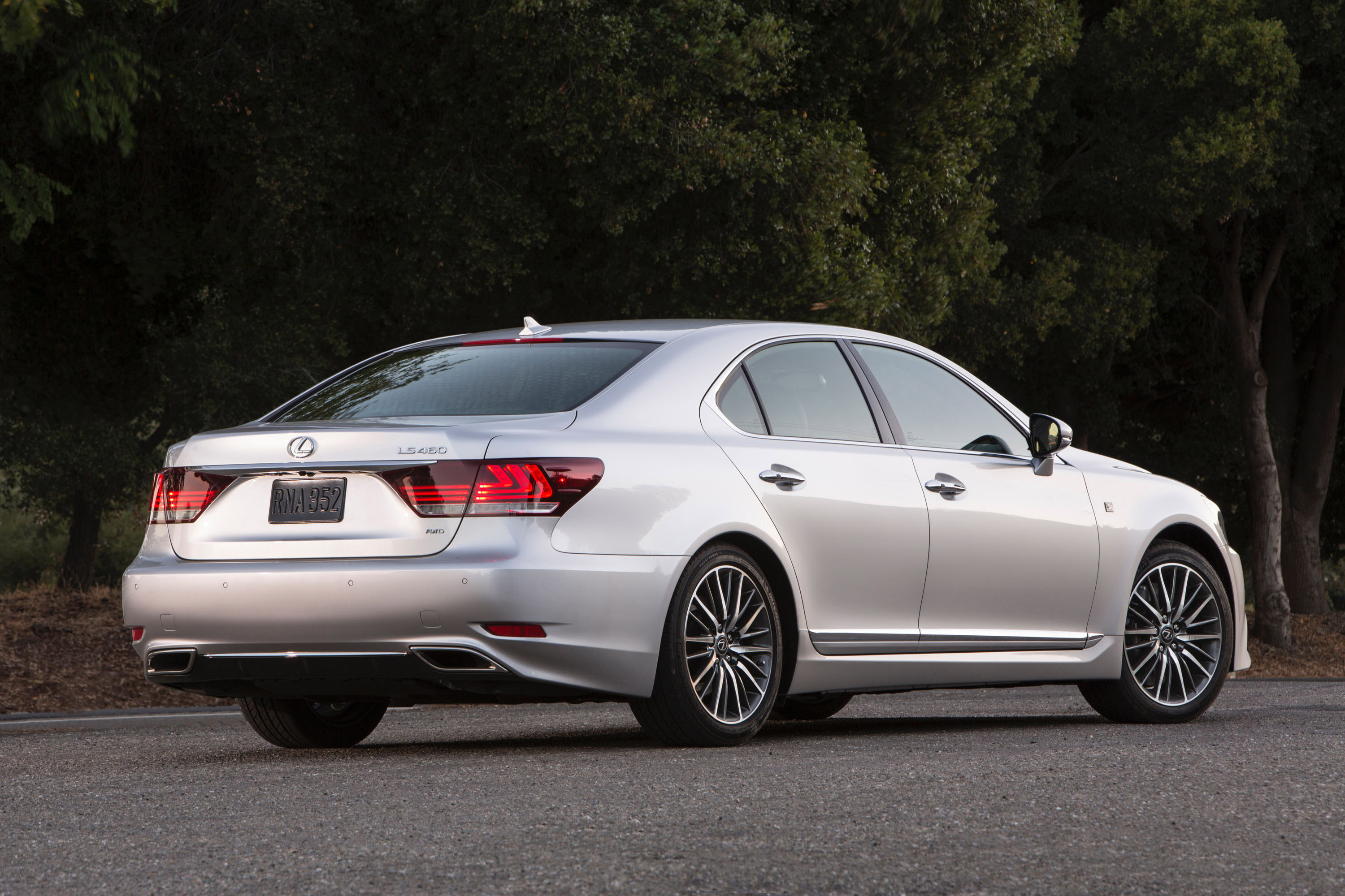 Lexus LS photo #15