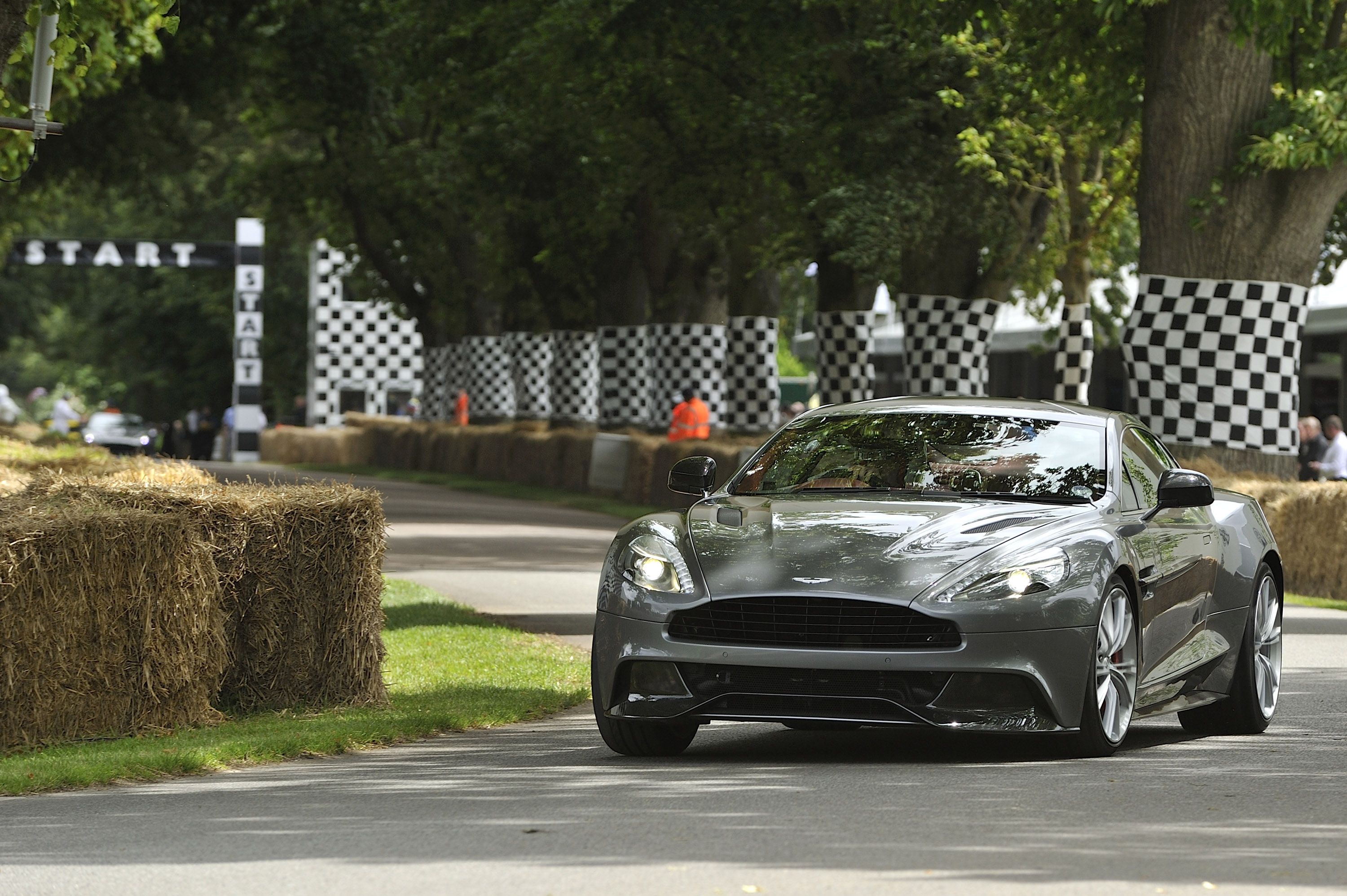 Aston Martin Vanquish photo #17