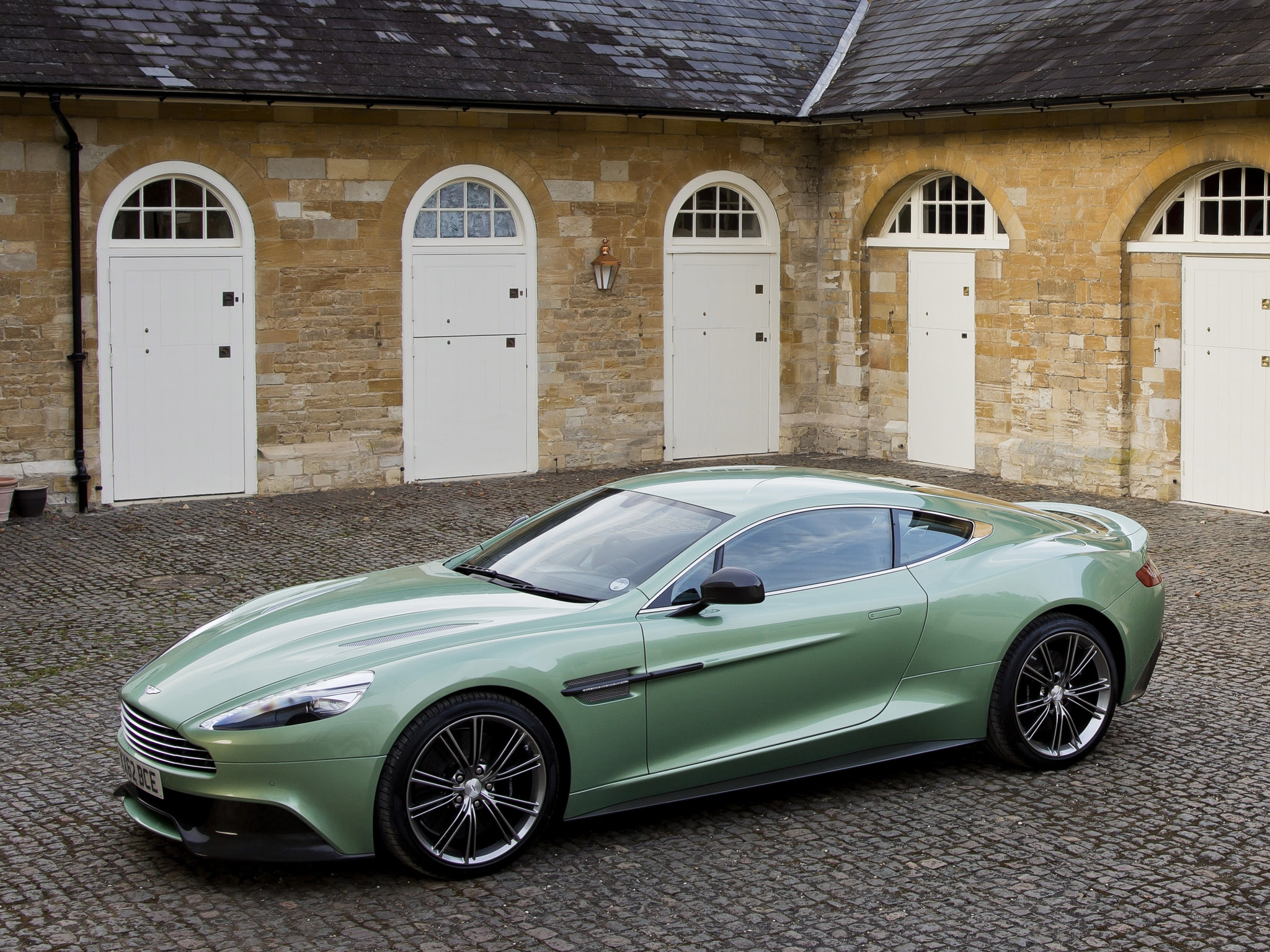 Aston Martin Vanquish photo #21