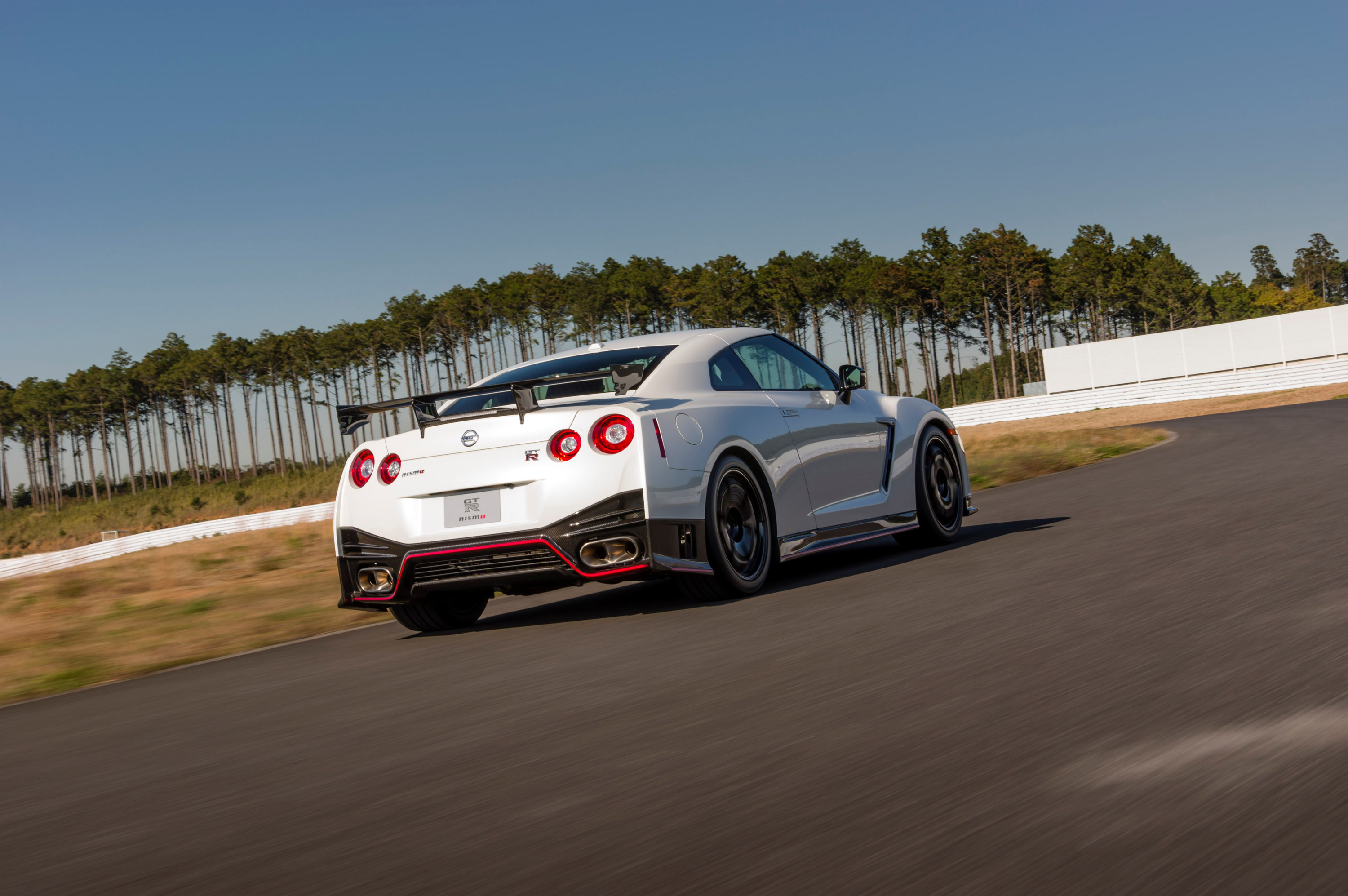 Nissan GT-R Nismo EU-Spec photo #16