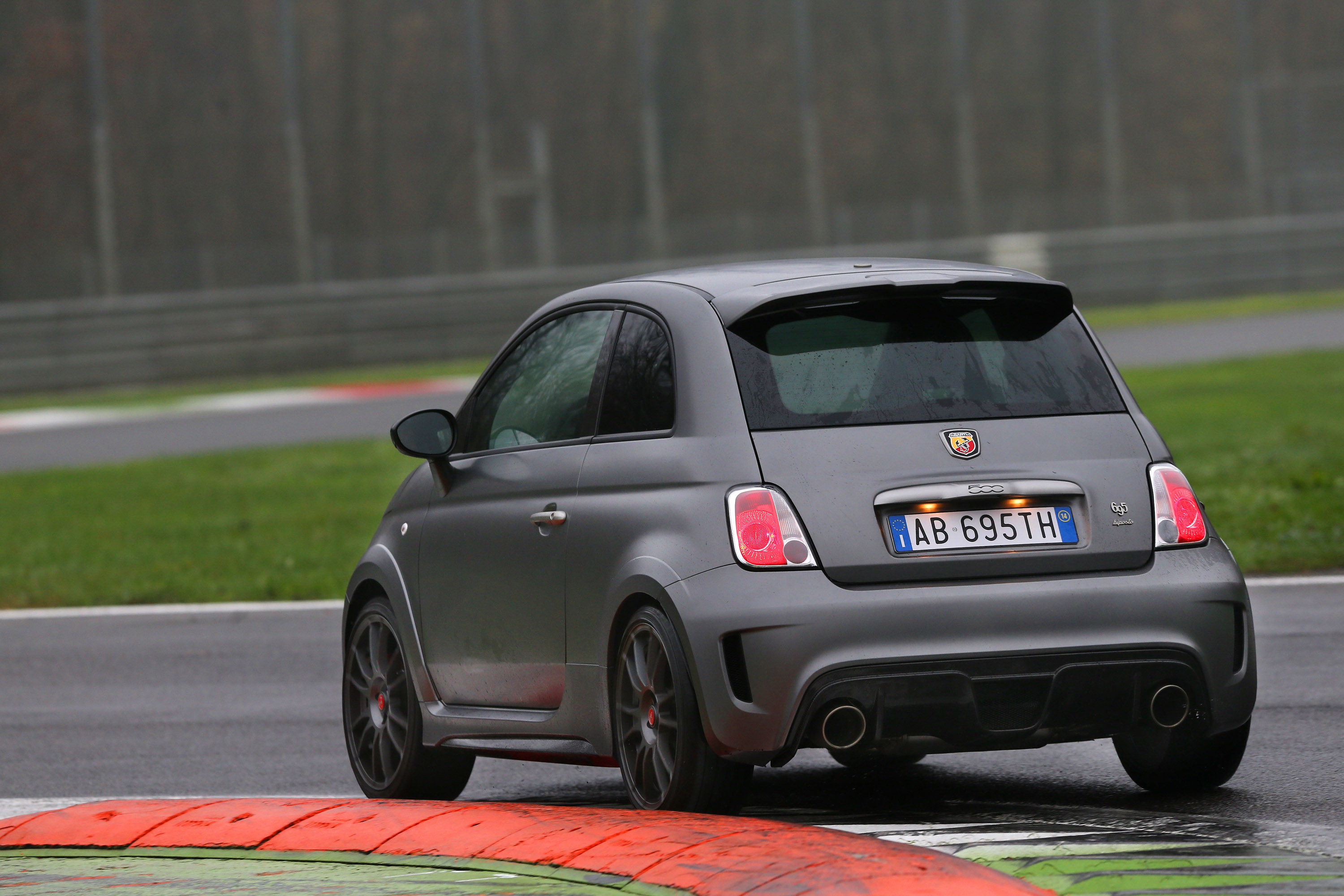 Abarth 695 Biposto photo #42