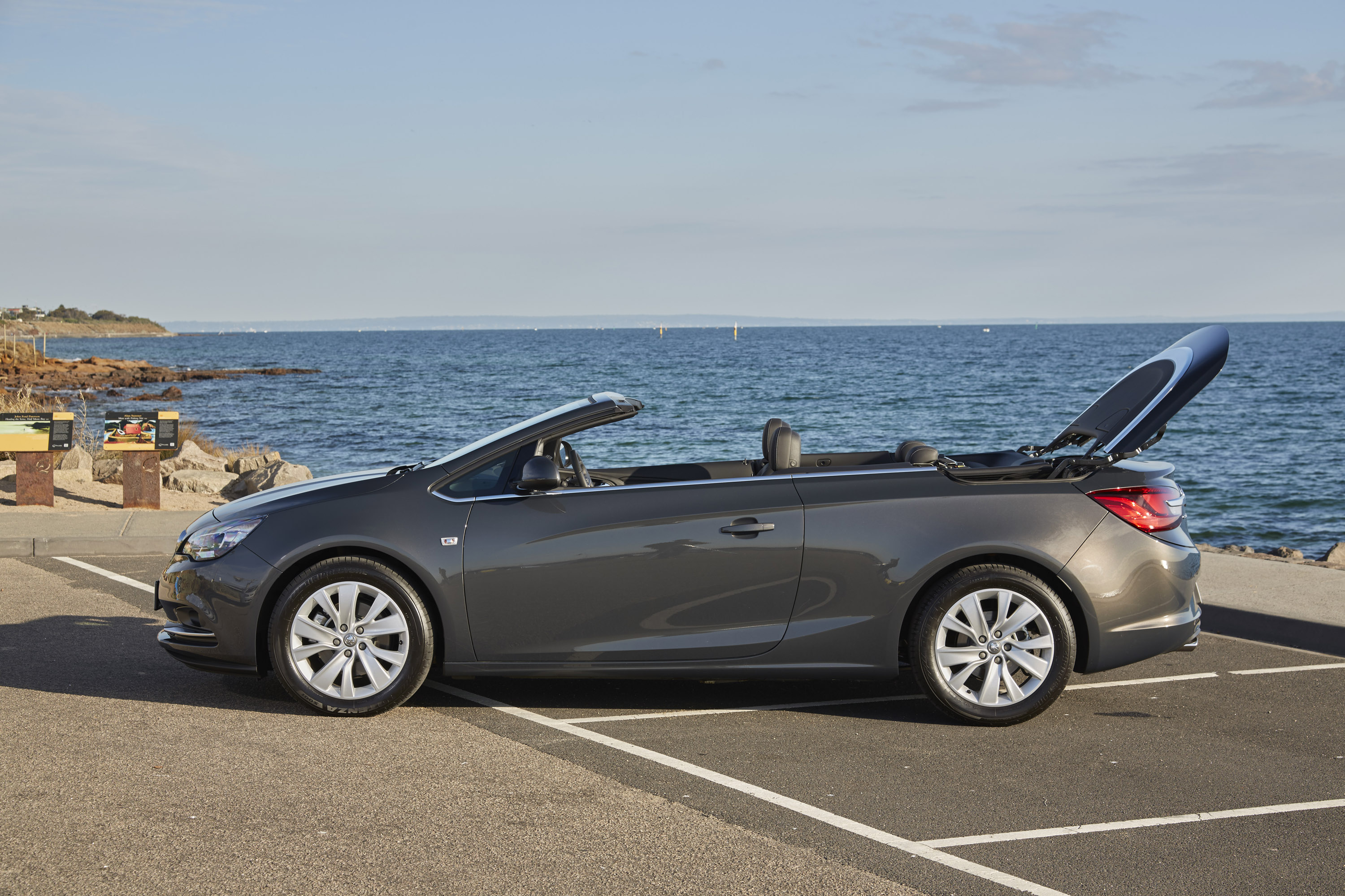 Holden Cascada Convertible photo #15