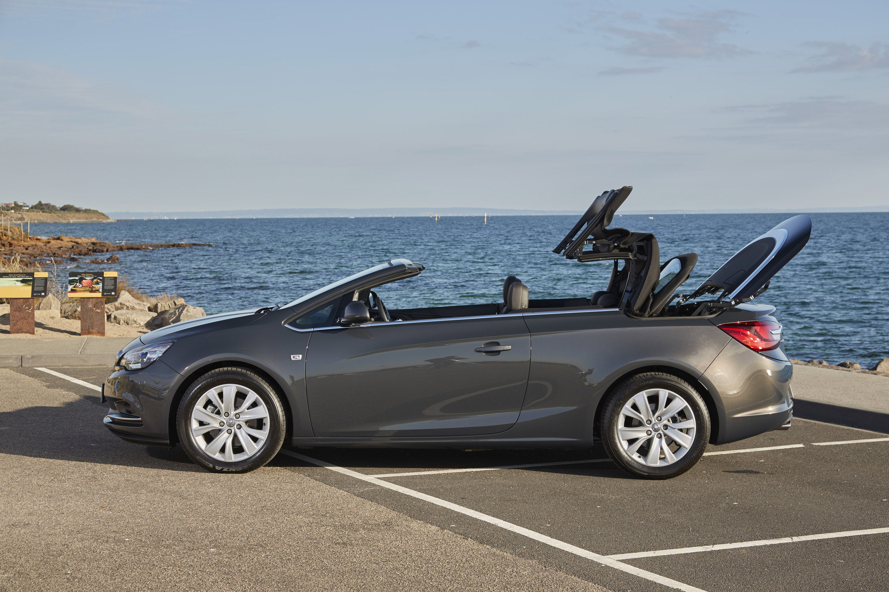 Holden Cascada Convertible photo #17