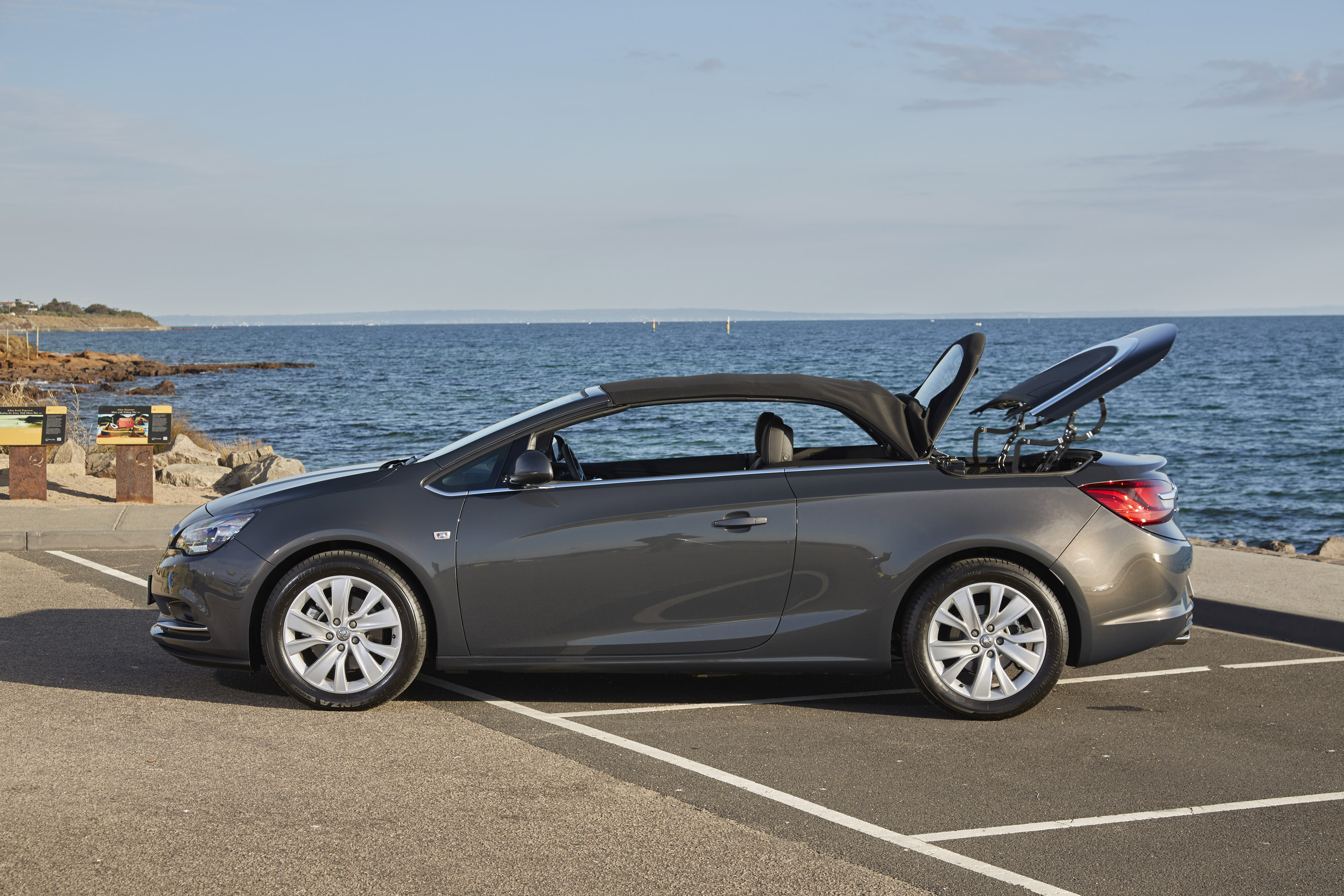 Holden Cascada Convertible photo #19