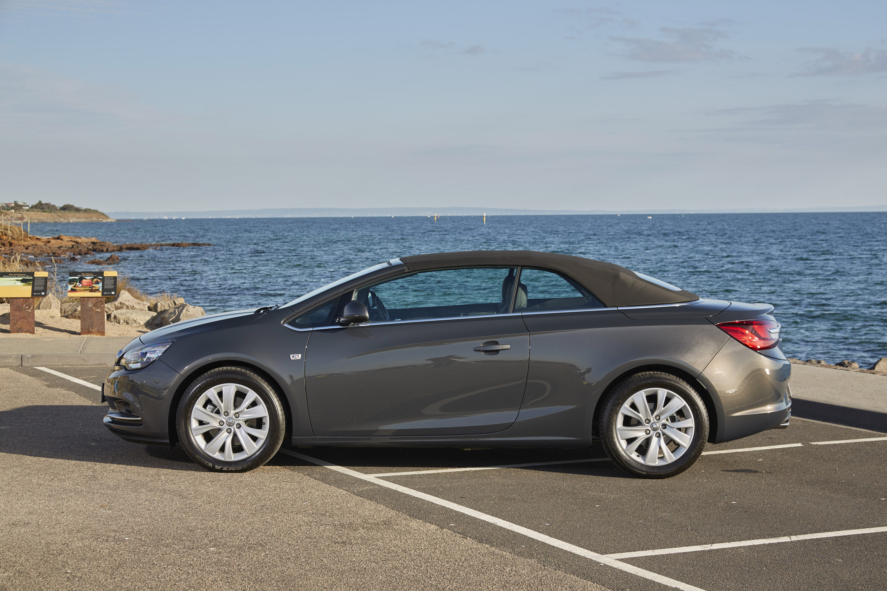 Holden Cascada Convertible photo #21