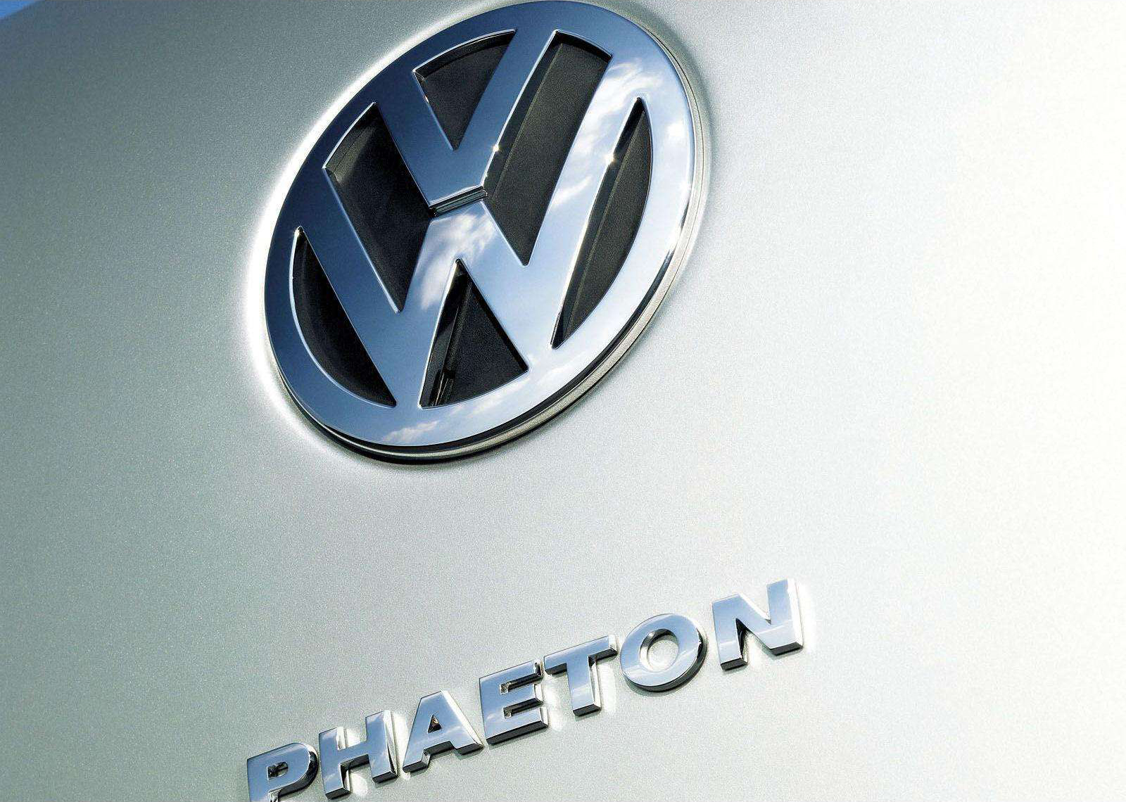 Volkswagen Phaeton на черном фоне