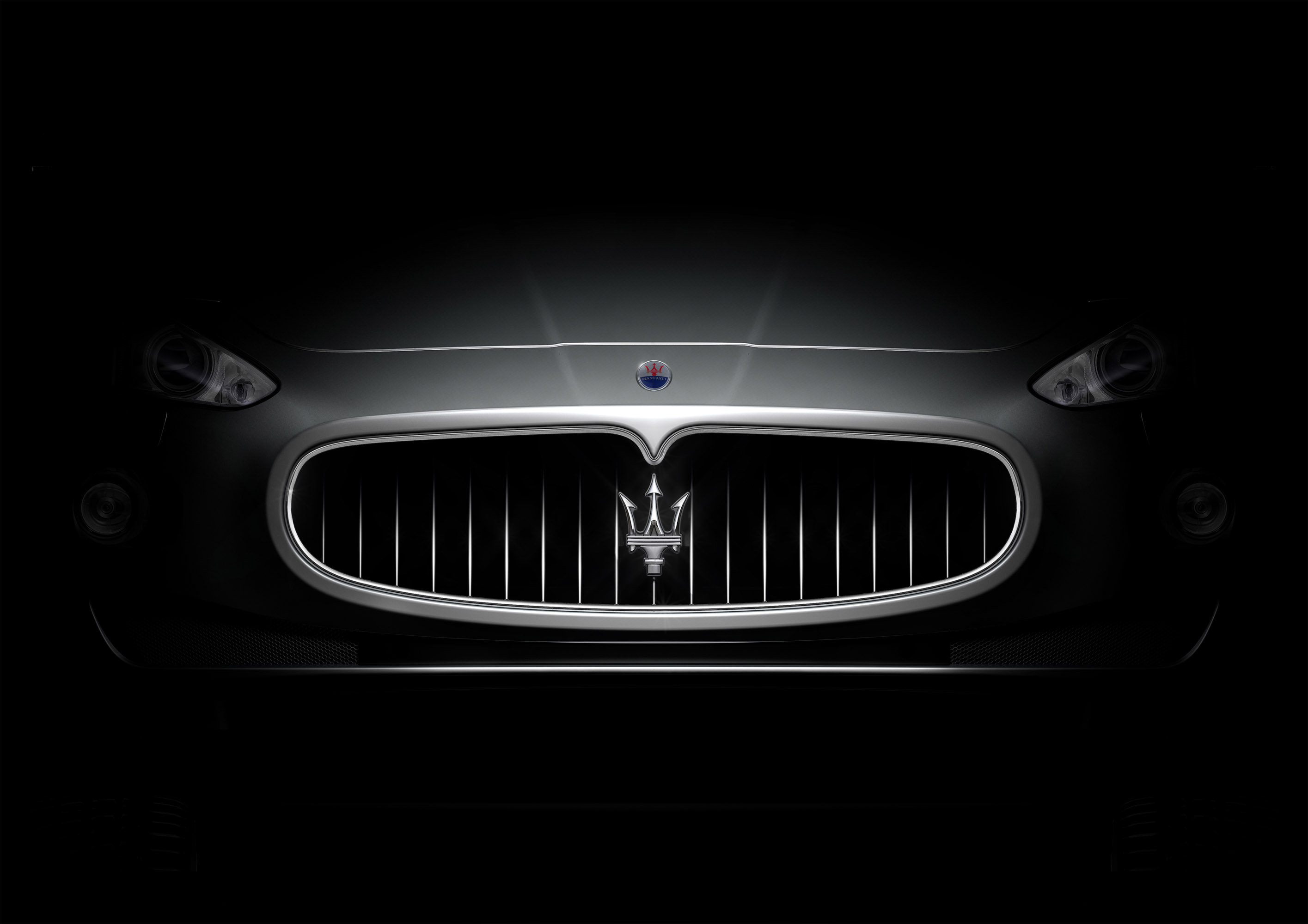 Maserati logo. Машина на черном фоне. Эмблемы автомобилей Мазерати. Мазерати значок. Мазерати логотип на машине.