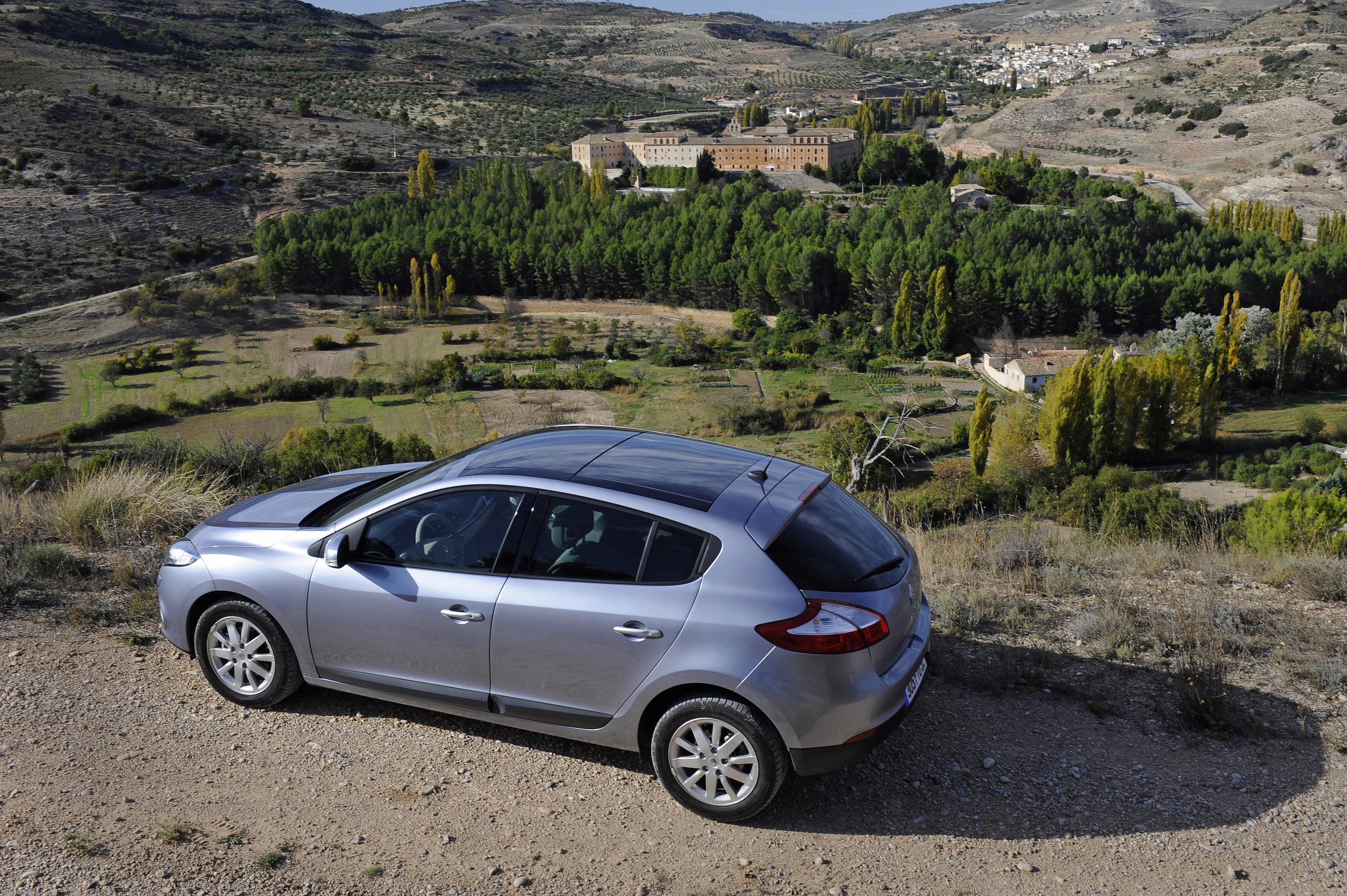 Рено меган dci. Renault Megane DCI 110 S&S. Рено Меган 3 универсал ДСИ. Рено Меган 3 универсал красивый.