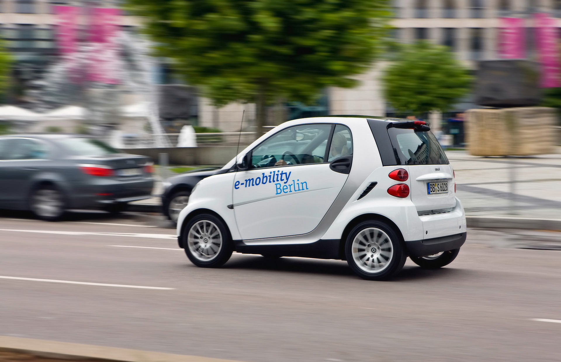 Мерседес смарт электро. Мерседес смарт 2009. Smart Fortwo discoball. Электромобили разных марок.