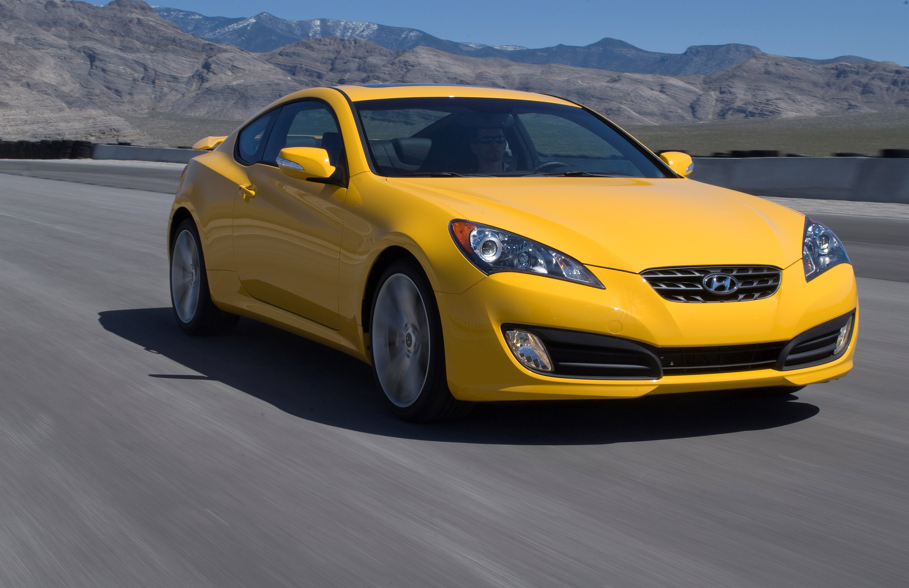 Желтая легковая машина. Hyundai Genesis Coupe 2009. Хендай Дженезис купе 2009. Hyundai Genesis Coupe i 2009. Хендай Дженезис купе 2010.