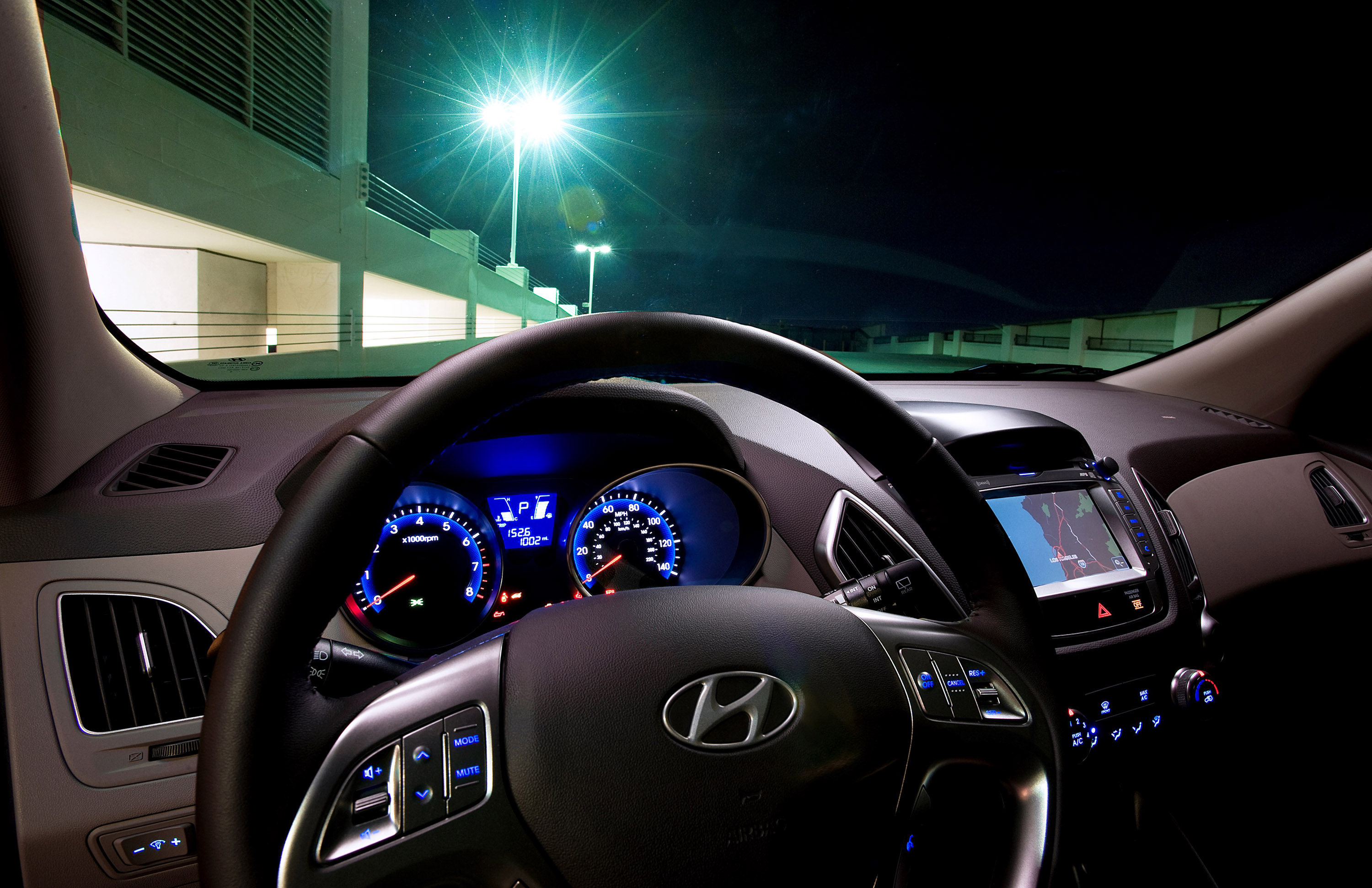 Hyundai 2.5. За рулём Hyundai Tucson. Hyundai Tucson 2.5. Хендай ix35 салон внутри ночью. Hyundai Tucson салон ночью.