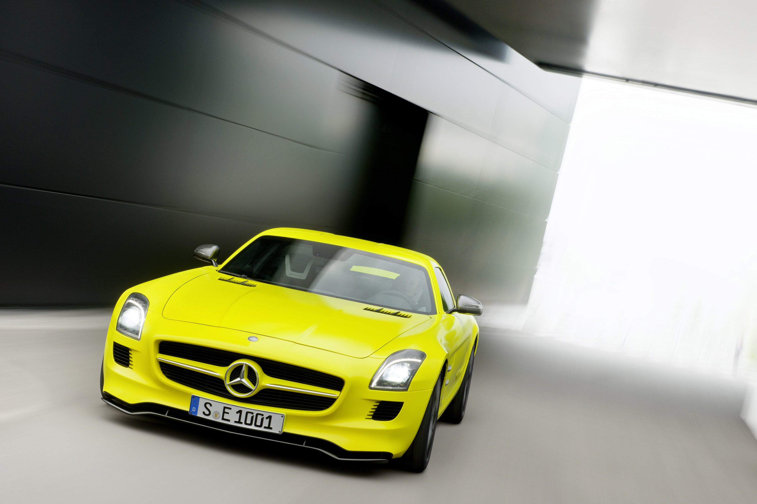 Машины лимонной. Mercedes-Benz. SLS AMG E-Cell. Мерседес Бенц 811 желтый. Лимонный автомобиль. Лимонный цвет авто.