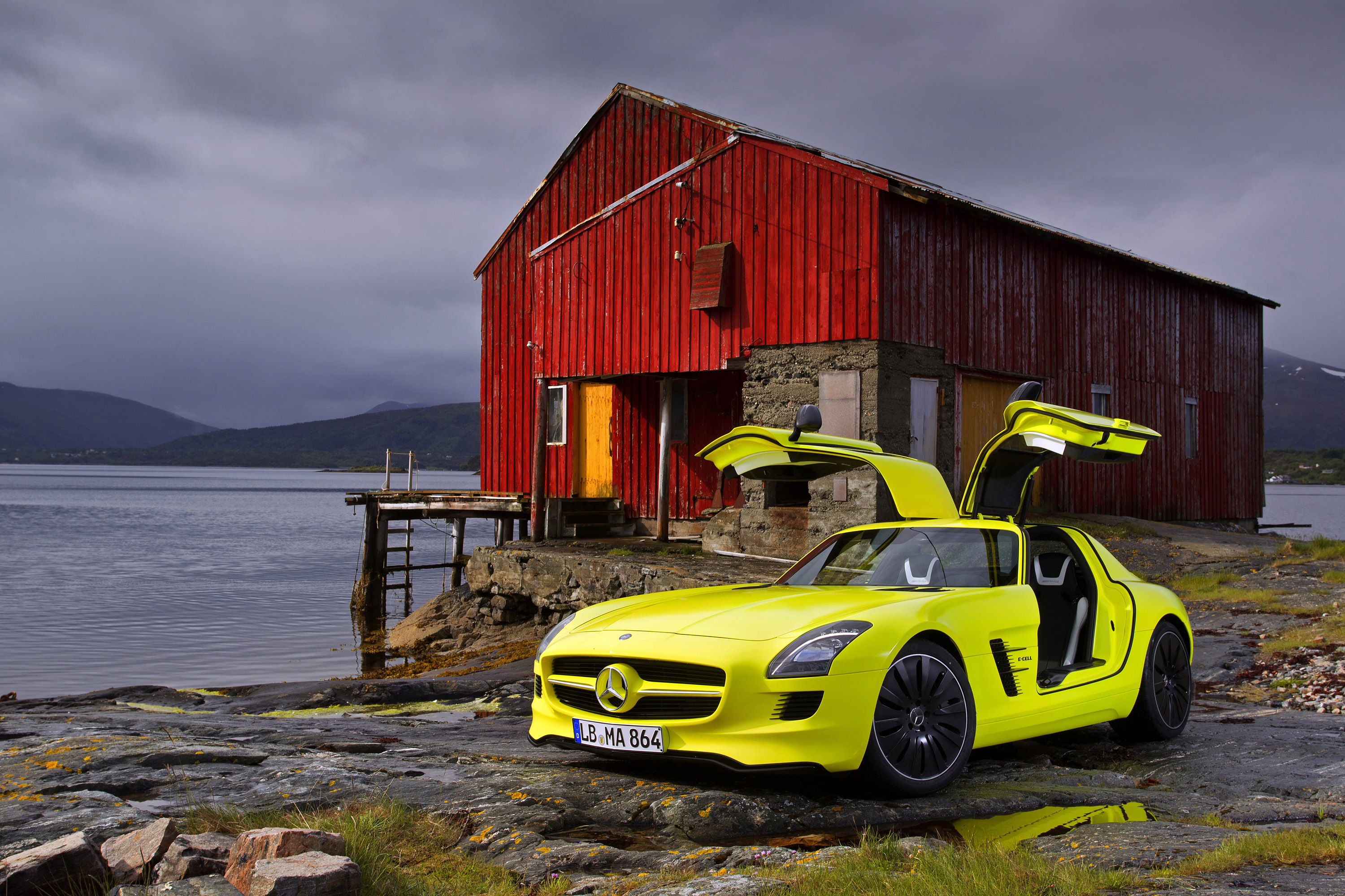 Красно желтая машина. Mercedes Benz SLS AMG Concept. Mercedes SLS AMG Red Wallpaper. SLS AMG обои. Mercedes Benz AMG House.