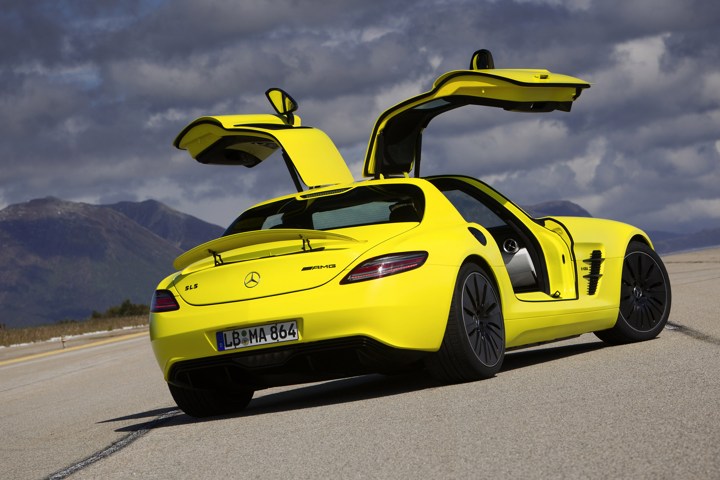 Желтая машина название. Mercedes Benz SLS 2000. Mercedes Benz SLS AMG Concept. Mercedes-Benz SLS AMG двери. Mercedes SLS AMG 2000.