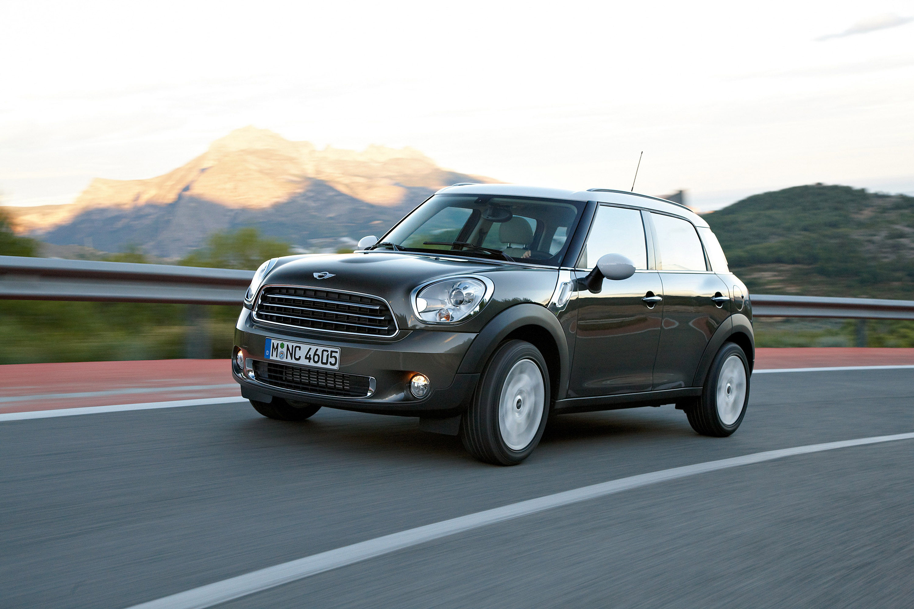 Мини больше. Кроссовер мини Кантримен. Мини Купер кроссовер. Mini one Countryman 2011. Mini Countryman 2010-2017 гг.