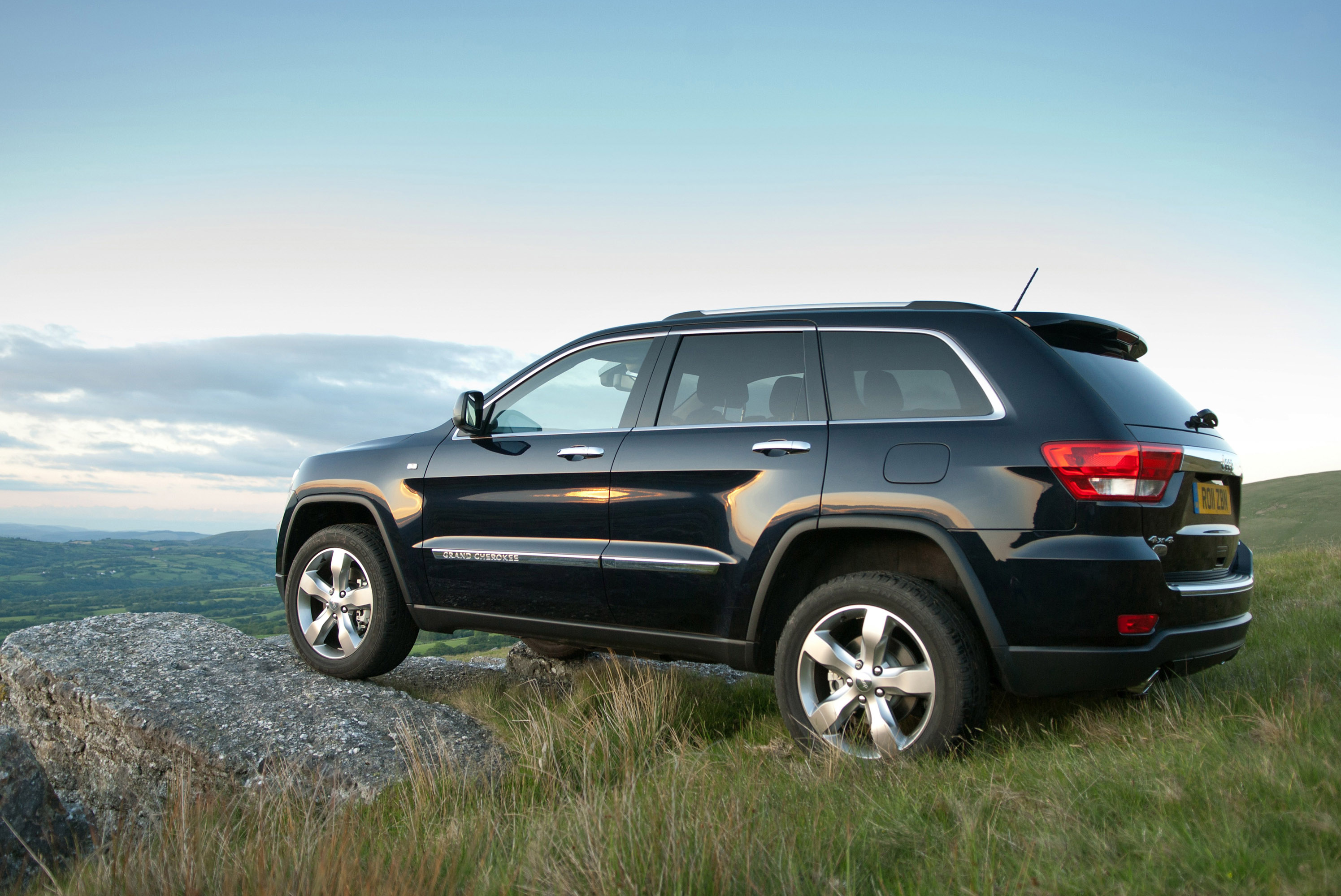 Фото джип гранд. Jeep Grand Cherokee 2011. Jeep Grand Cherokee 2010. Джип Гранд Чероки 2011. Jeep Grand Cherokee 2010-2013.