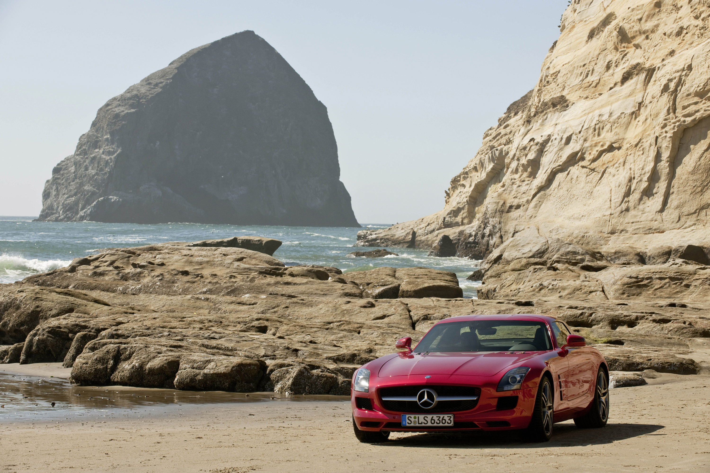 Вблизи автомобиля. Mercedes SLS море. На море на машине. Машина на берегу океана. Мерседес на фоне моря.