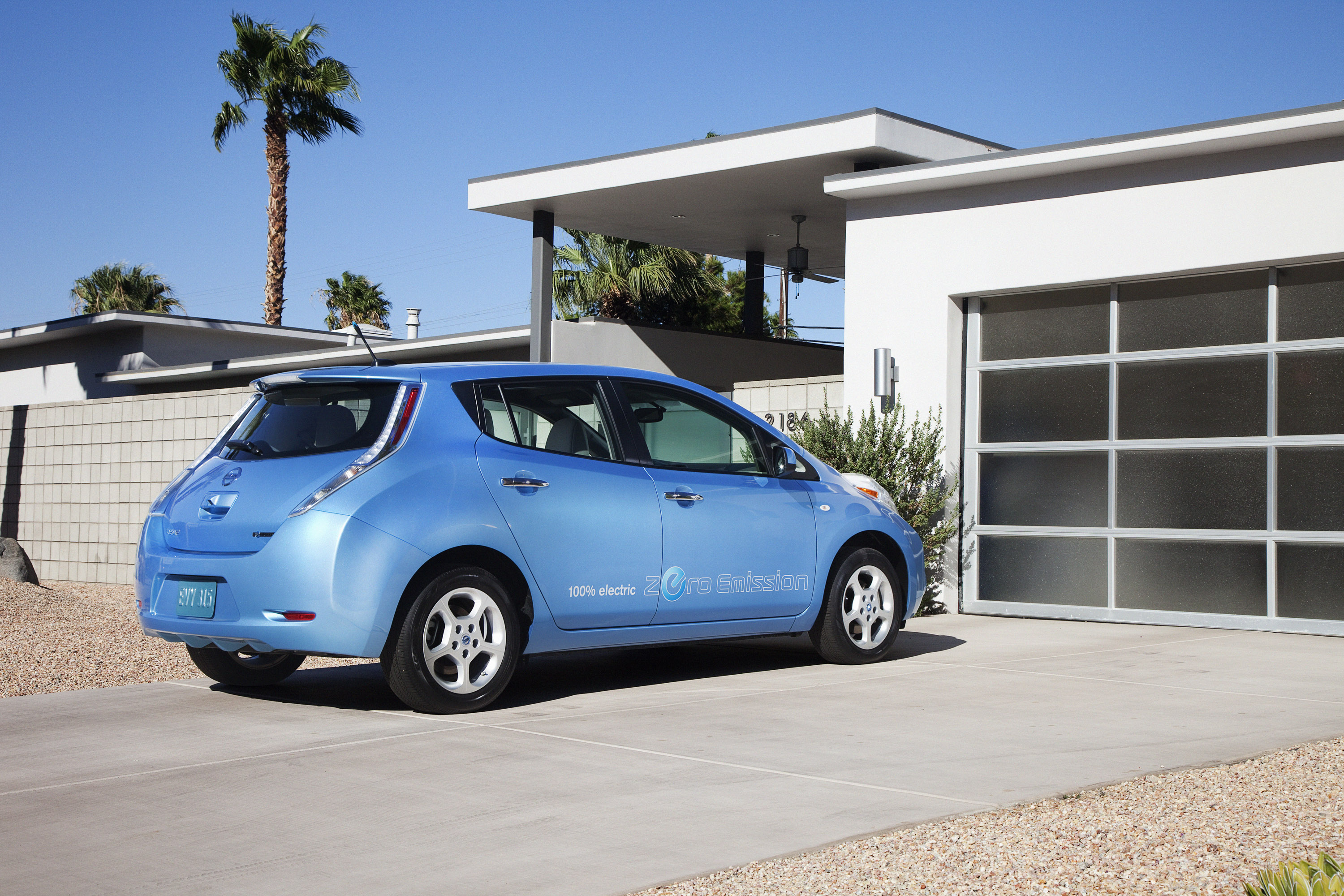 Ниссан лиф. Nissan Leaf 2012. Nissan Leaf Nismo 2012. Ниссан лиф 2012. Ниссан лиф электромобиль 2012.