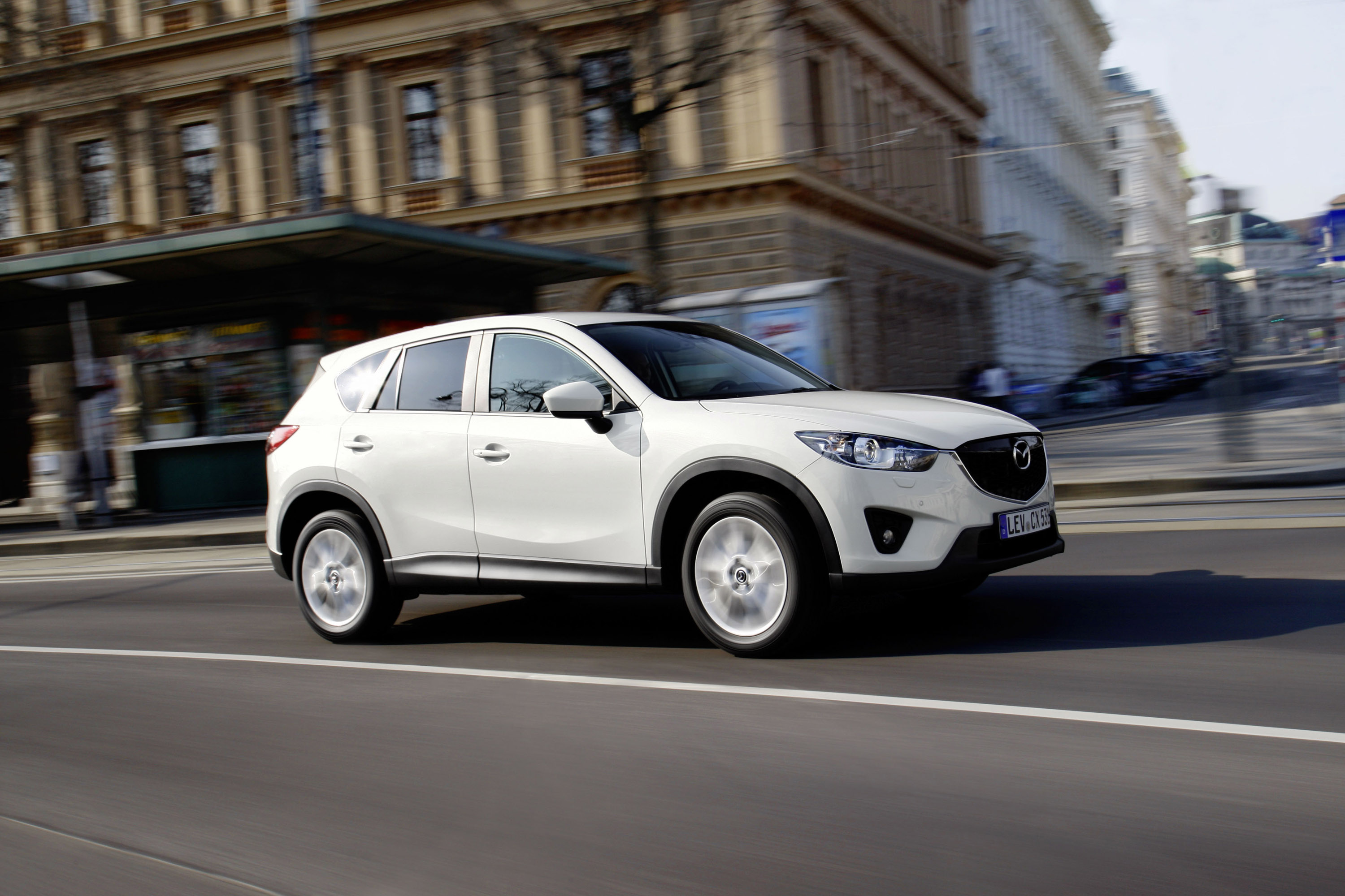 Белая 5 машина. Mazda CX-5. Мазда кроссовер СХ 5 белая. Кроссовер Mazda CX-5 белый. Мазда сх5 2011 .белая.