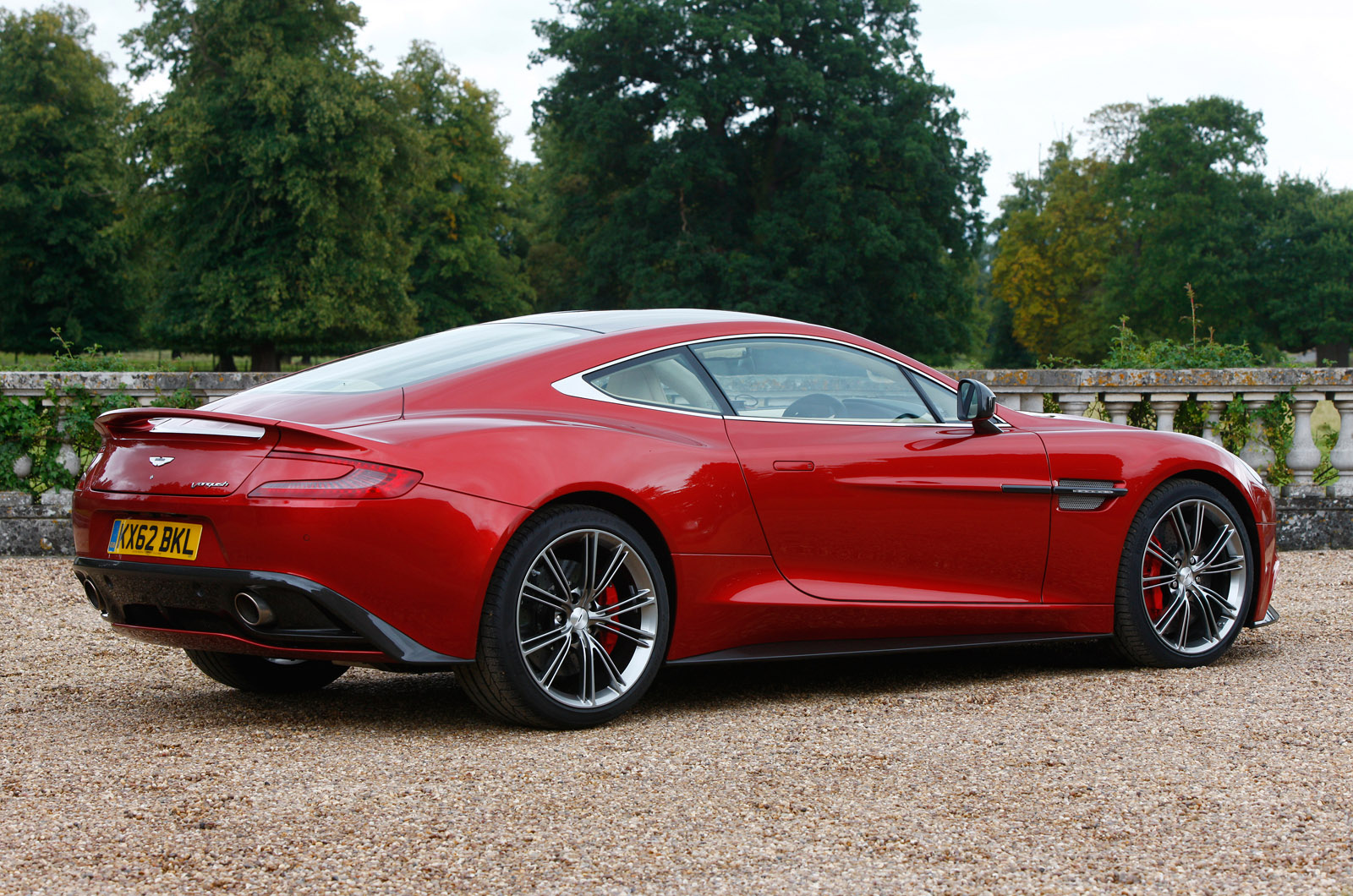 Aston Martin Vanquish розовый