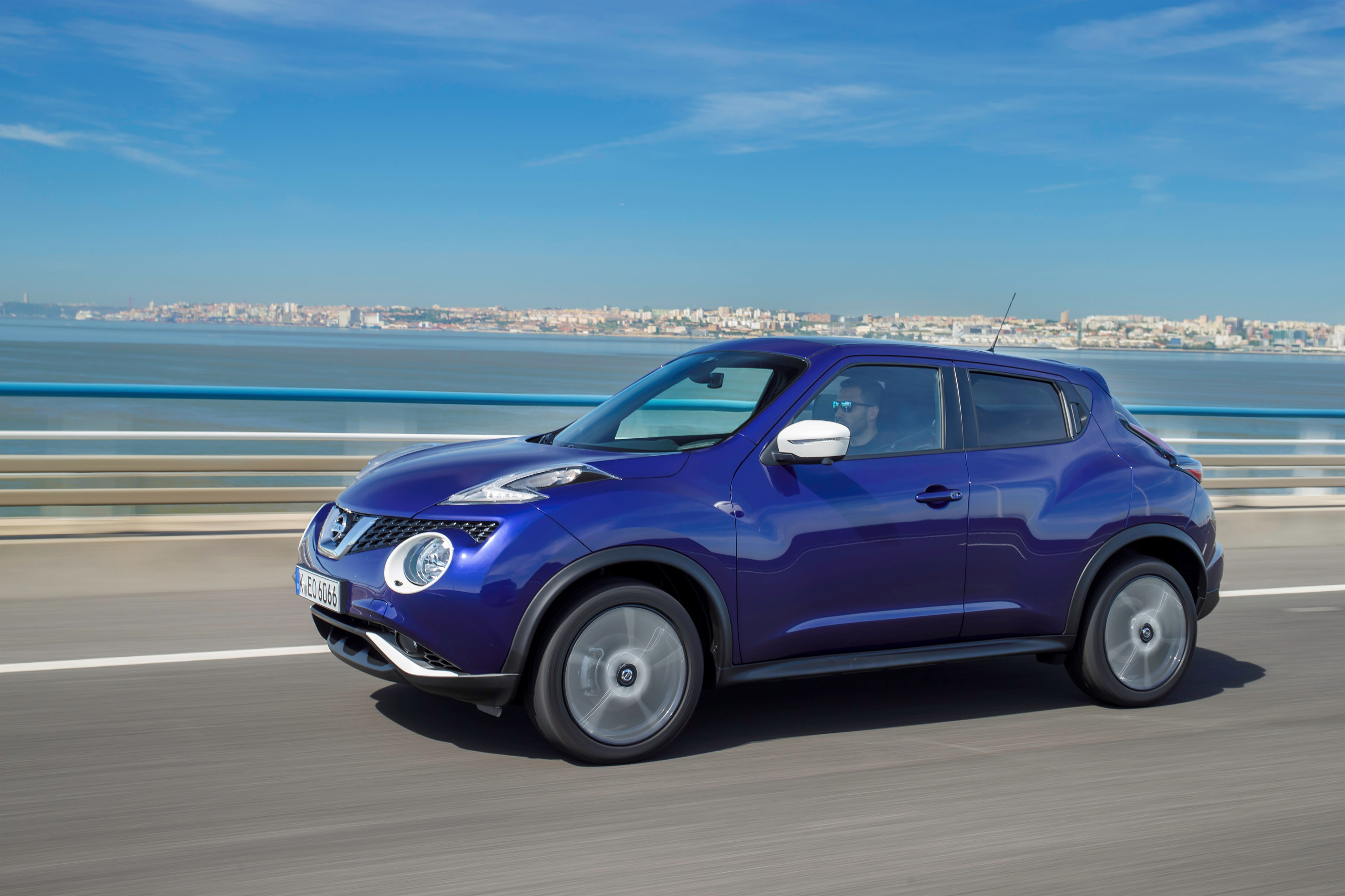 Жук 1 2. Nissan Juke Blue. Ниссан Джук синий. Nissan Juke Side. Ниссан Жук гибрид.