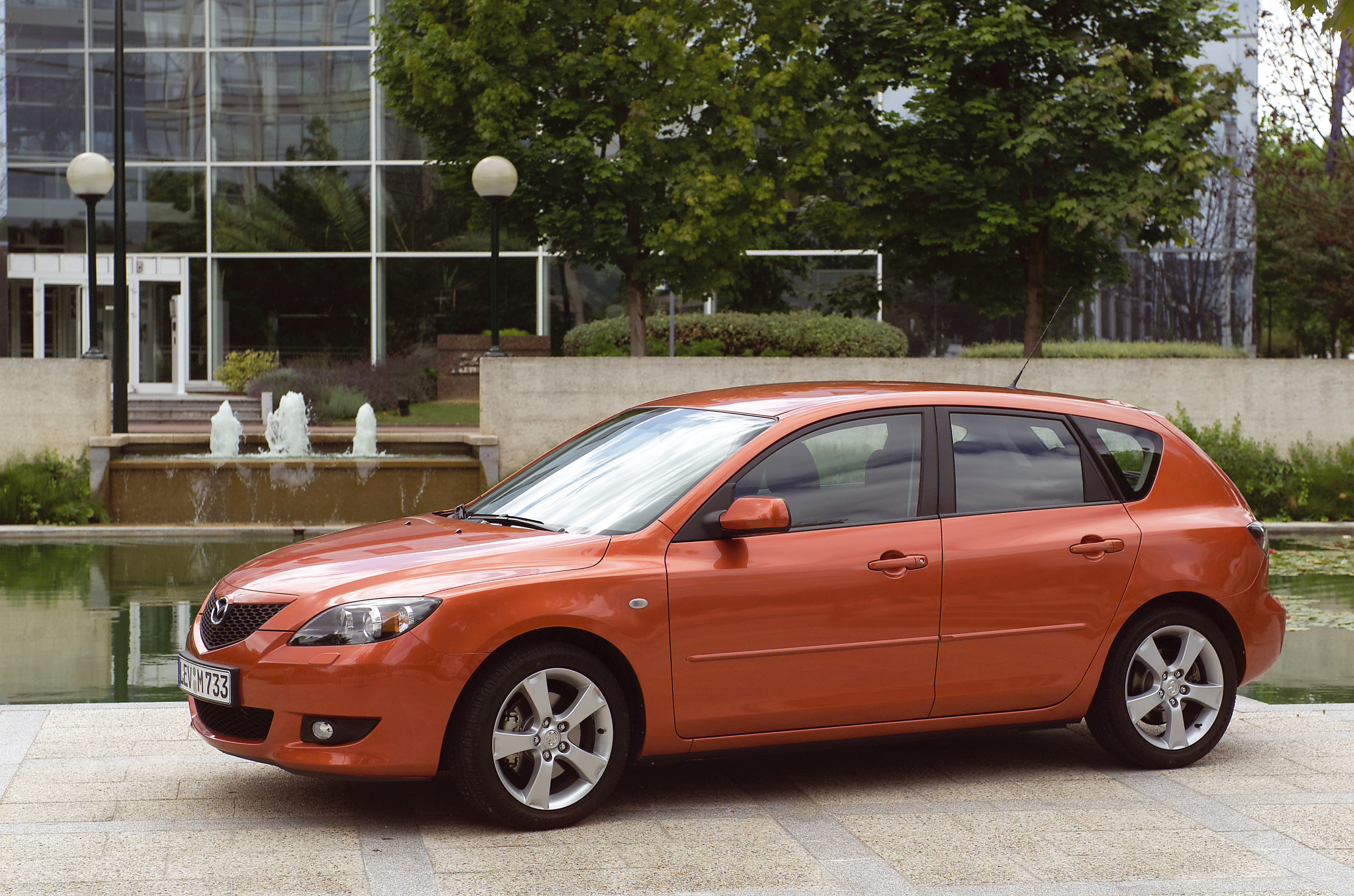 Мазда 2004 года. Mazda 3 2004. Mazda 3 хэтчбек 2004. Mazda Аксела 2008. Мазда 3 Аксела.