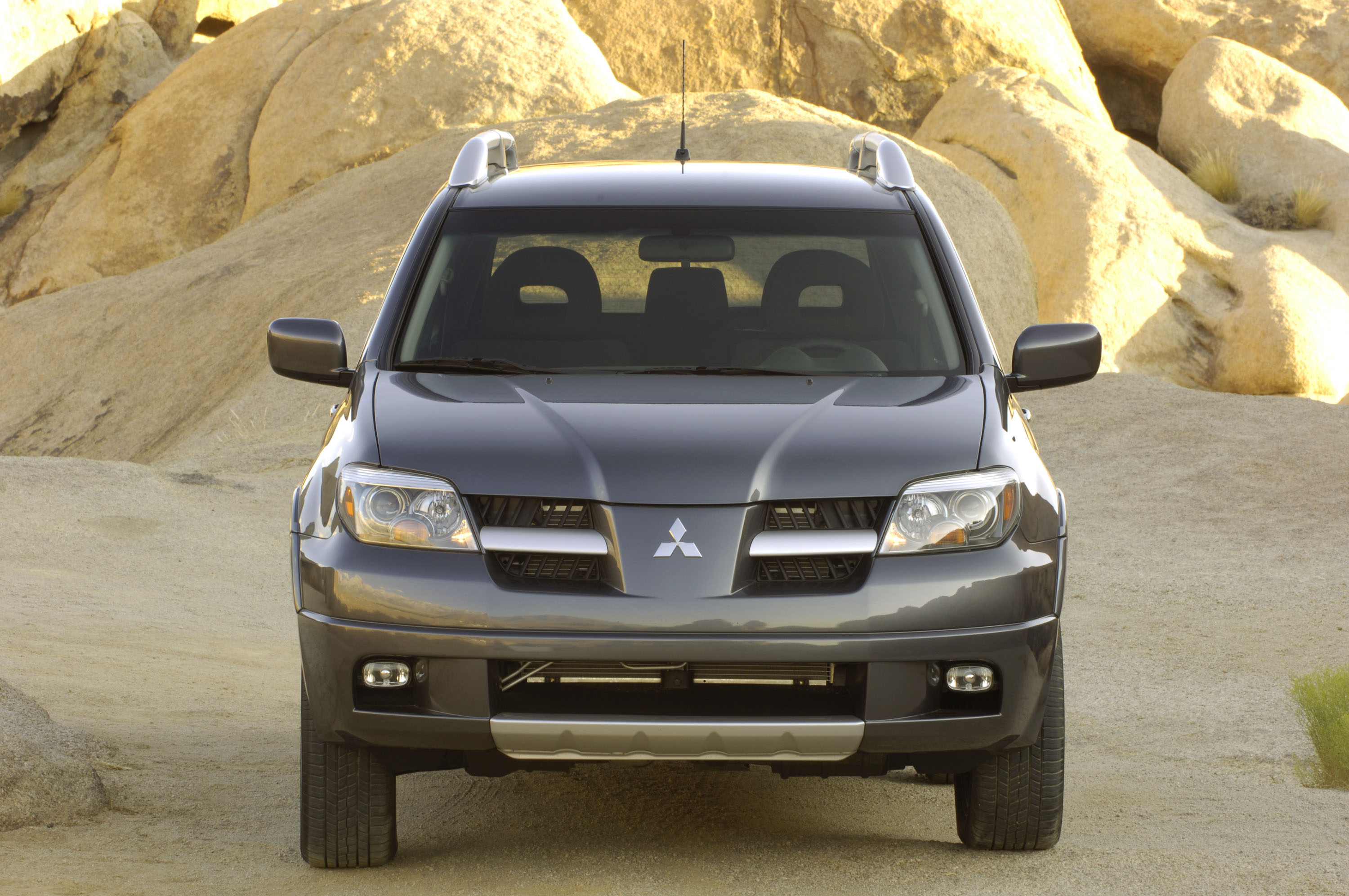 Mitsubishi outlander 1. Митсубиси Аутлендер 2003. Митсубиши Аутлендер 2003. Mitsubishi Outlander i 2003-2007. Mitsubishi Outlander 2006.