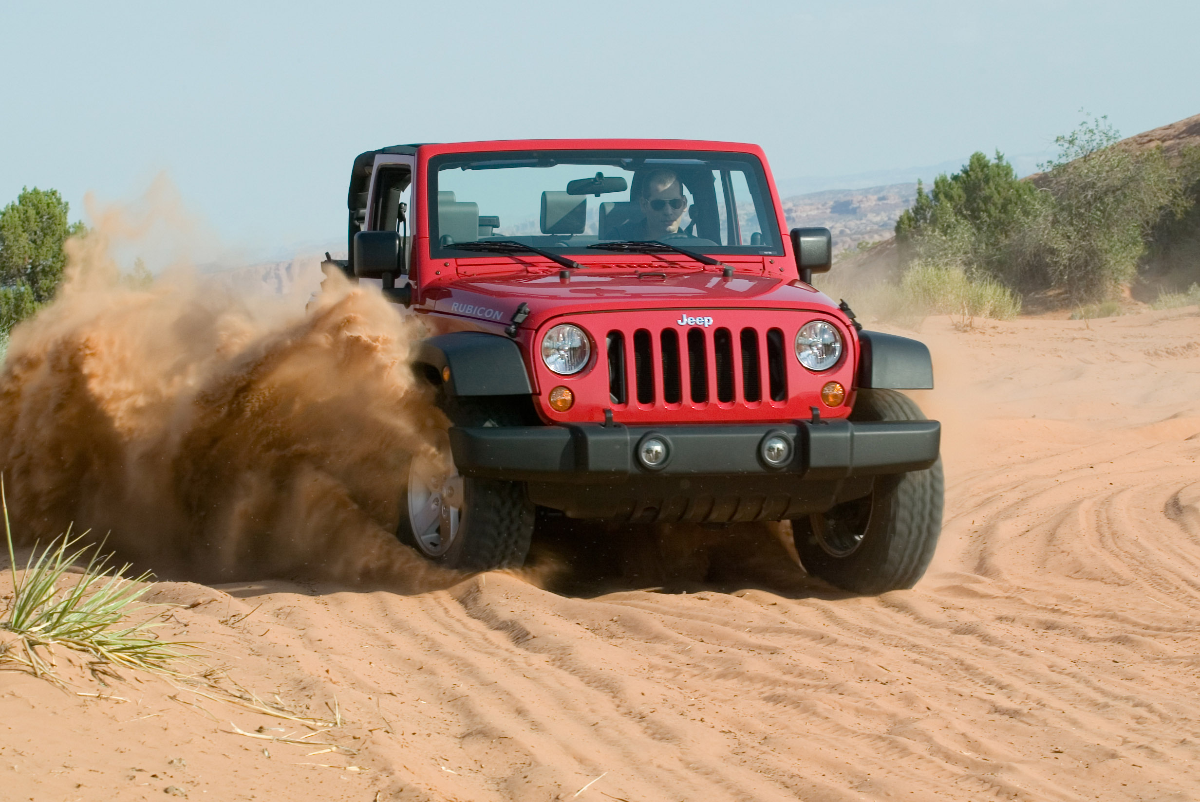 Едут близко. Jeep Wrangler 2007. Jeep Rubicon в пустыне. Jeep Wrangler Unlimited DAIMLERCHRYSLER 2006. Джип Вранглер в песке.