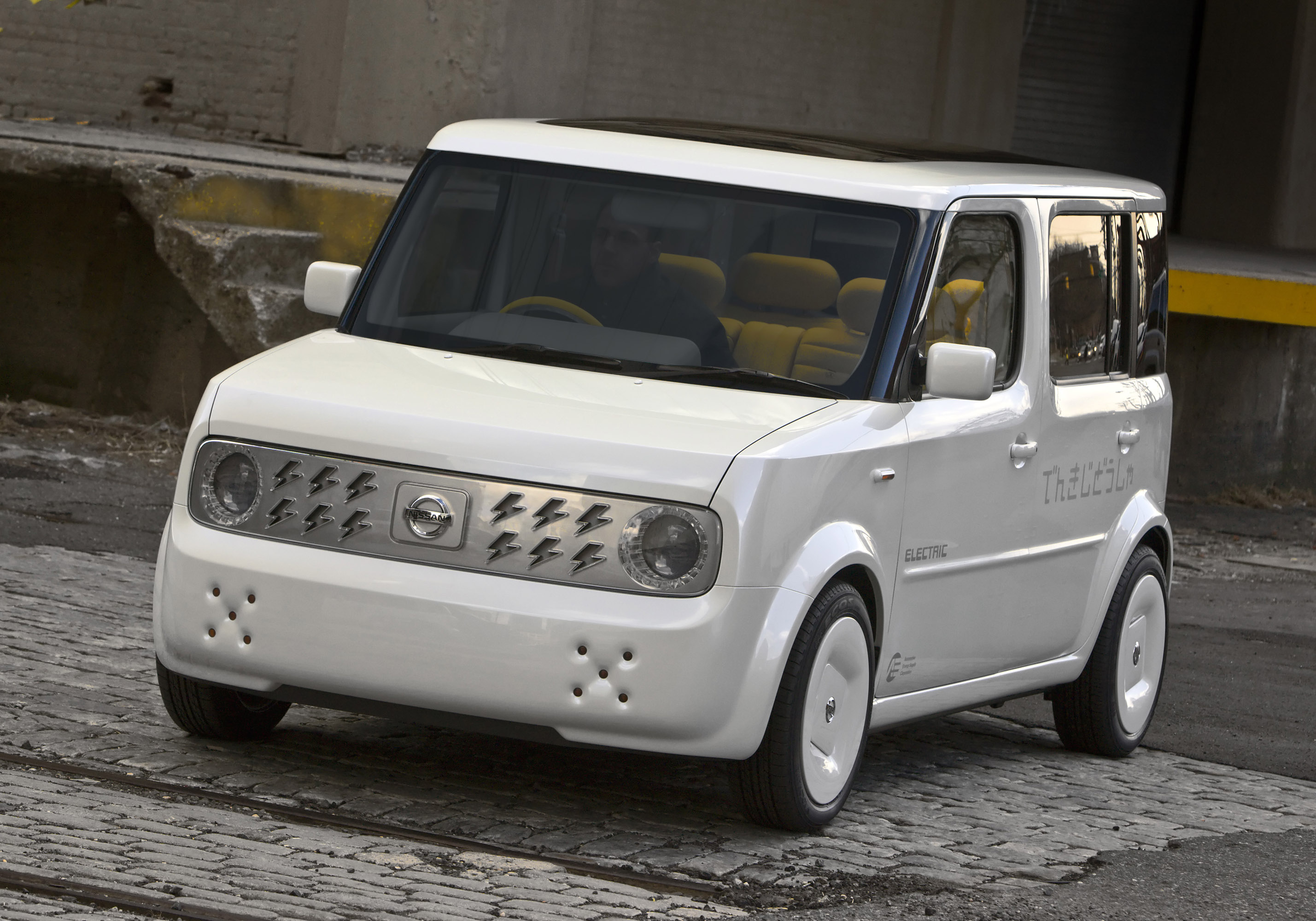 Машина кубик. Nissan Cube z13. Nissan Cube концепт. Ниссан куб 2008 года квадратный. Nissan Cube Electric.