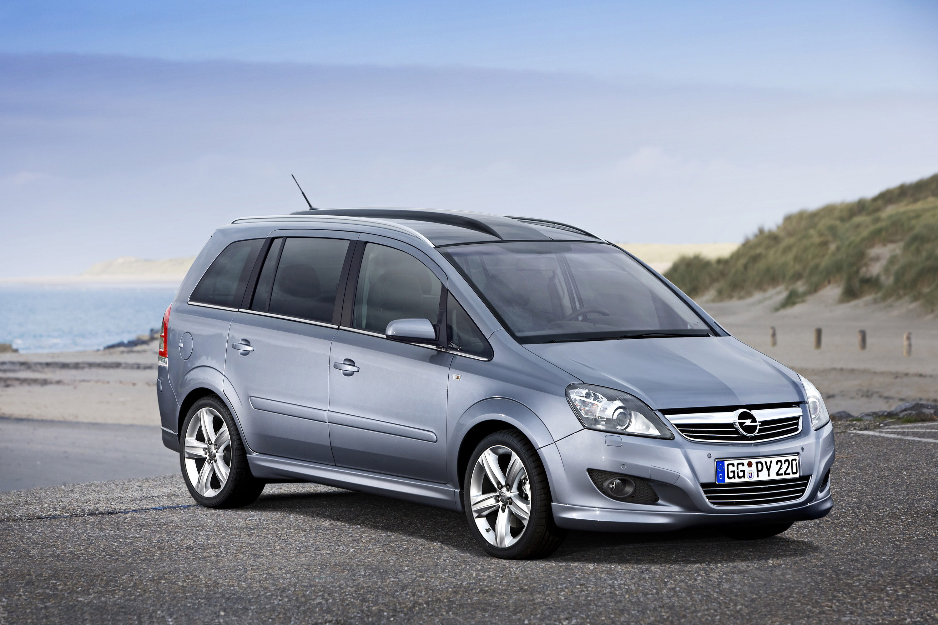 Минивэны отзывы владельцев. Opel Zafira 2008. Опель Зафира 2022. Опель Зафира минивэн. Опель Зафира 2010.