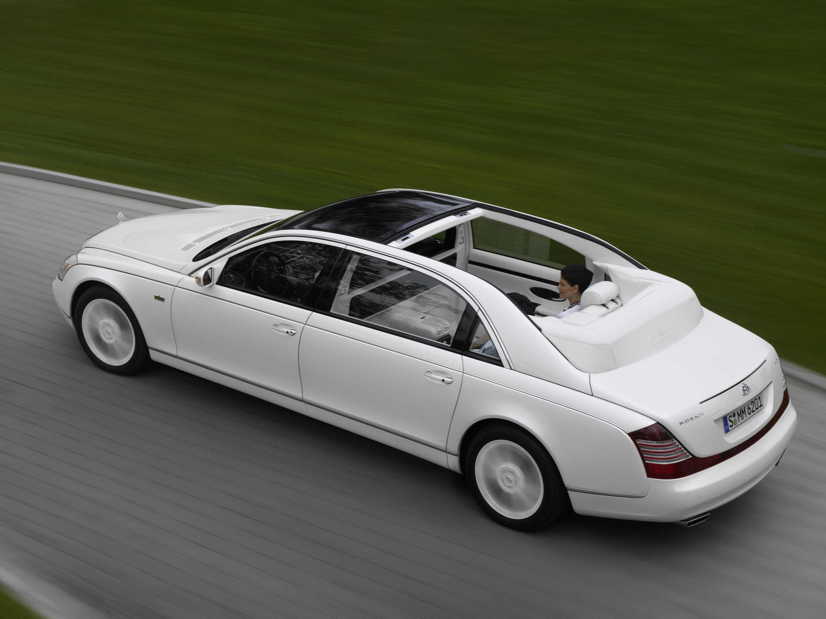 Двери майбах. Mercedes Maybach 62. Майбах 62s Landaulet. Maybach 62s. Лимузин Maybach 62s.