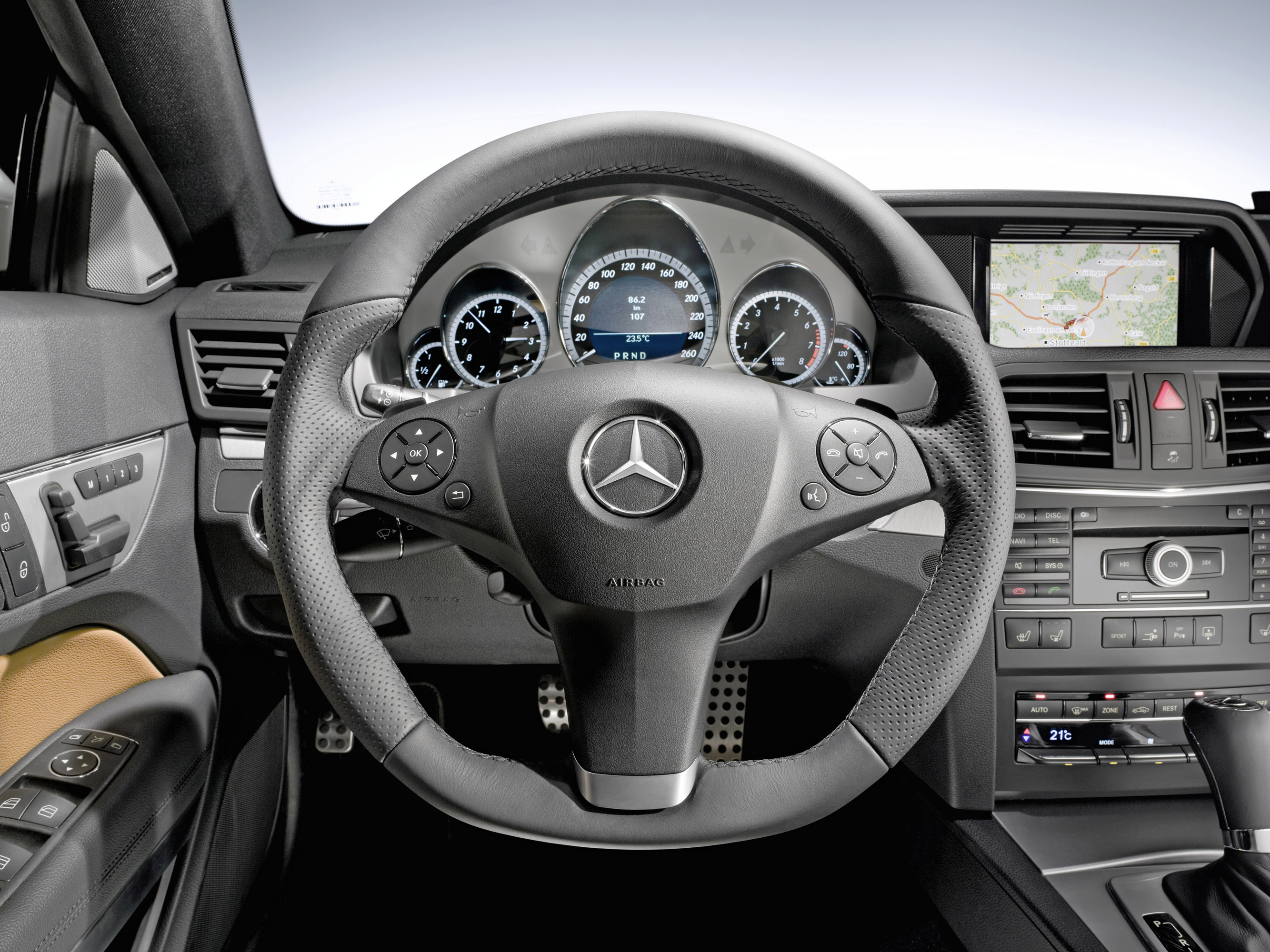 Мерседес рул. 2010 Mercedes-Benz e500 Coupe Interior. Руль Мерседес e200 2010 года. Руль для Mercedes e class 2010. Руль Мерседес с класс 2003г.