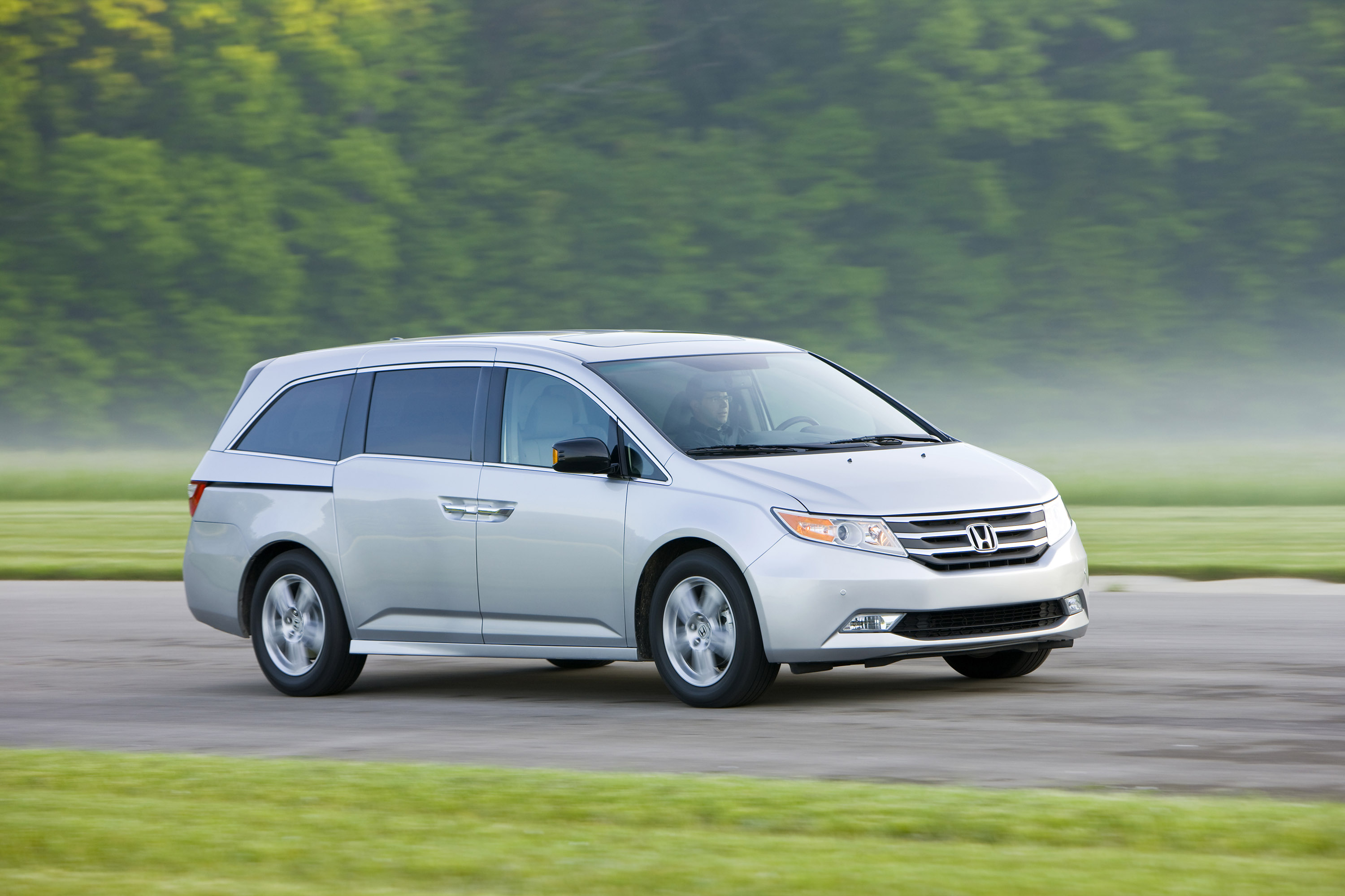 Минивены все марки. Хонда Одиссей 2012. Хонда Одиссей 2011. Минивэн Honda Odyssey. Хонда Одиссей 18.