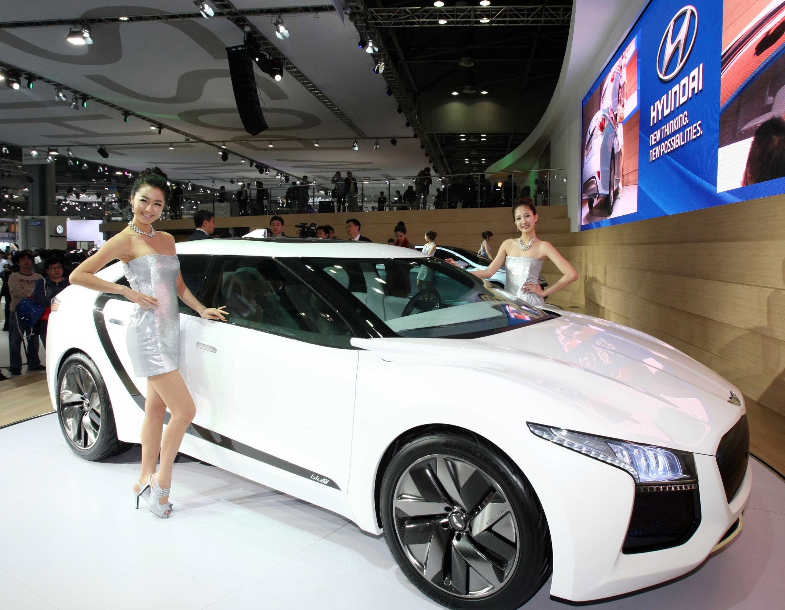 Chinese motor show 2024. Автосалоны в Сеуле. Автовыставка в Шанхае 2023. Девушки на автовыставке просвечивается. Авто выставка в Китае новинки авто 2024 года.