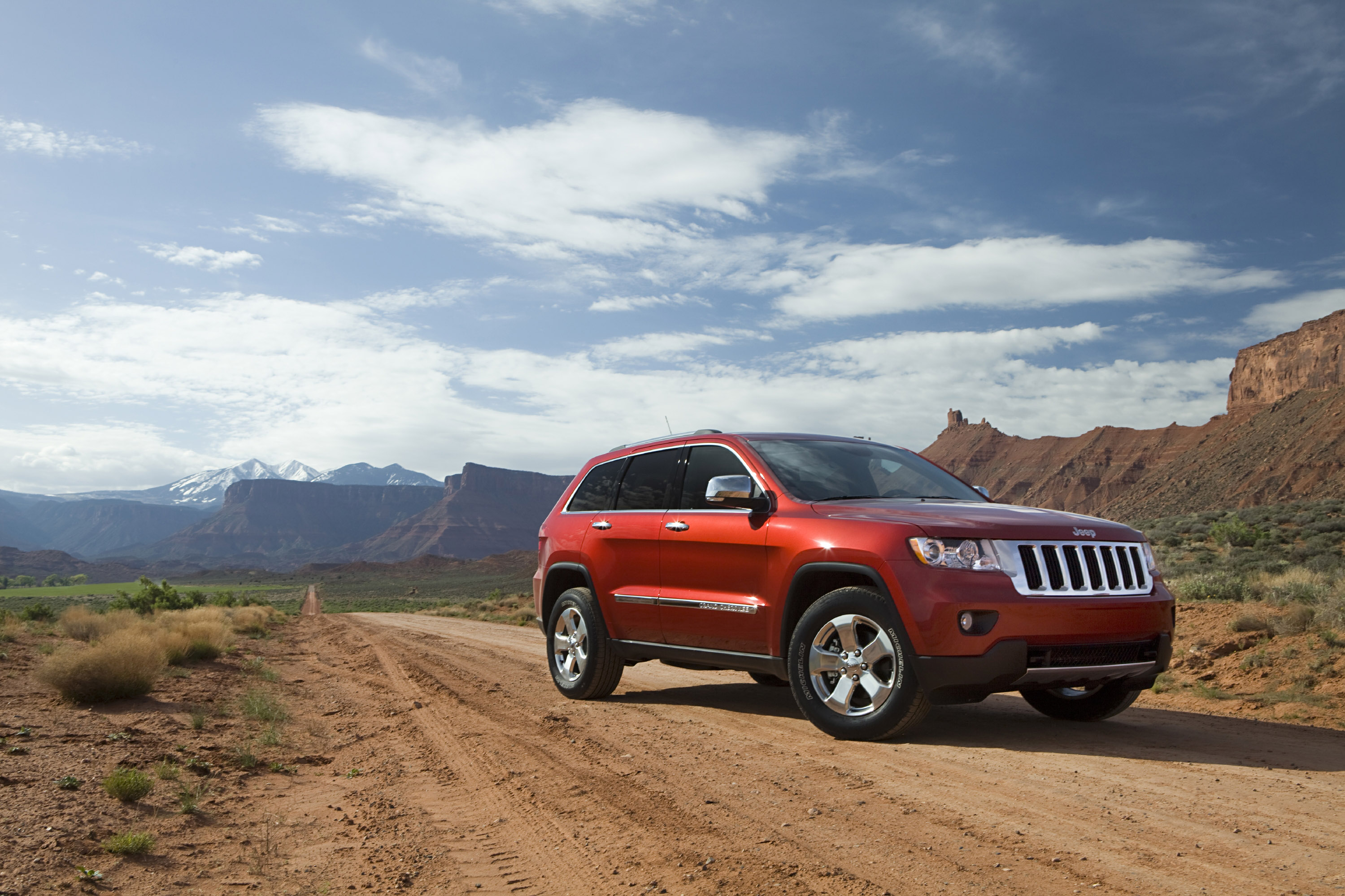 Включи джип. Jeep Grand Cherokee, 2011 г.. Джип Чероки кроссовер 2010г. Внедорожник Гранд Чероки полноприводный. Чероки оранжевый 3 дверный.