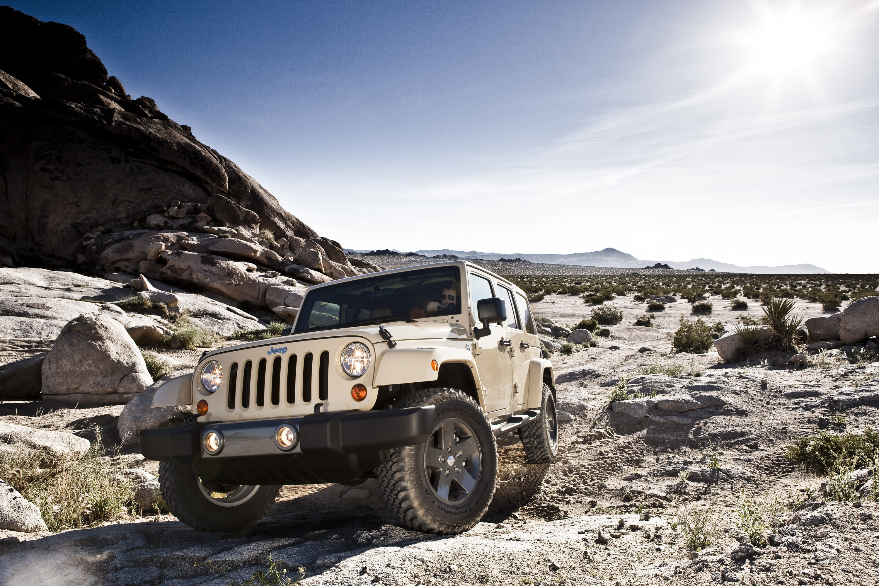 Едут близко. Jeep Wrangler 2011. Джип Вранглер Unlimited, 2011. Jeep Wrangler JK 2011. Jeep Wrangler JK Unlimited.