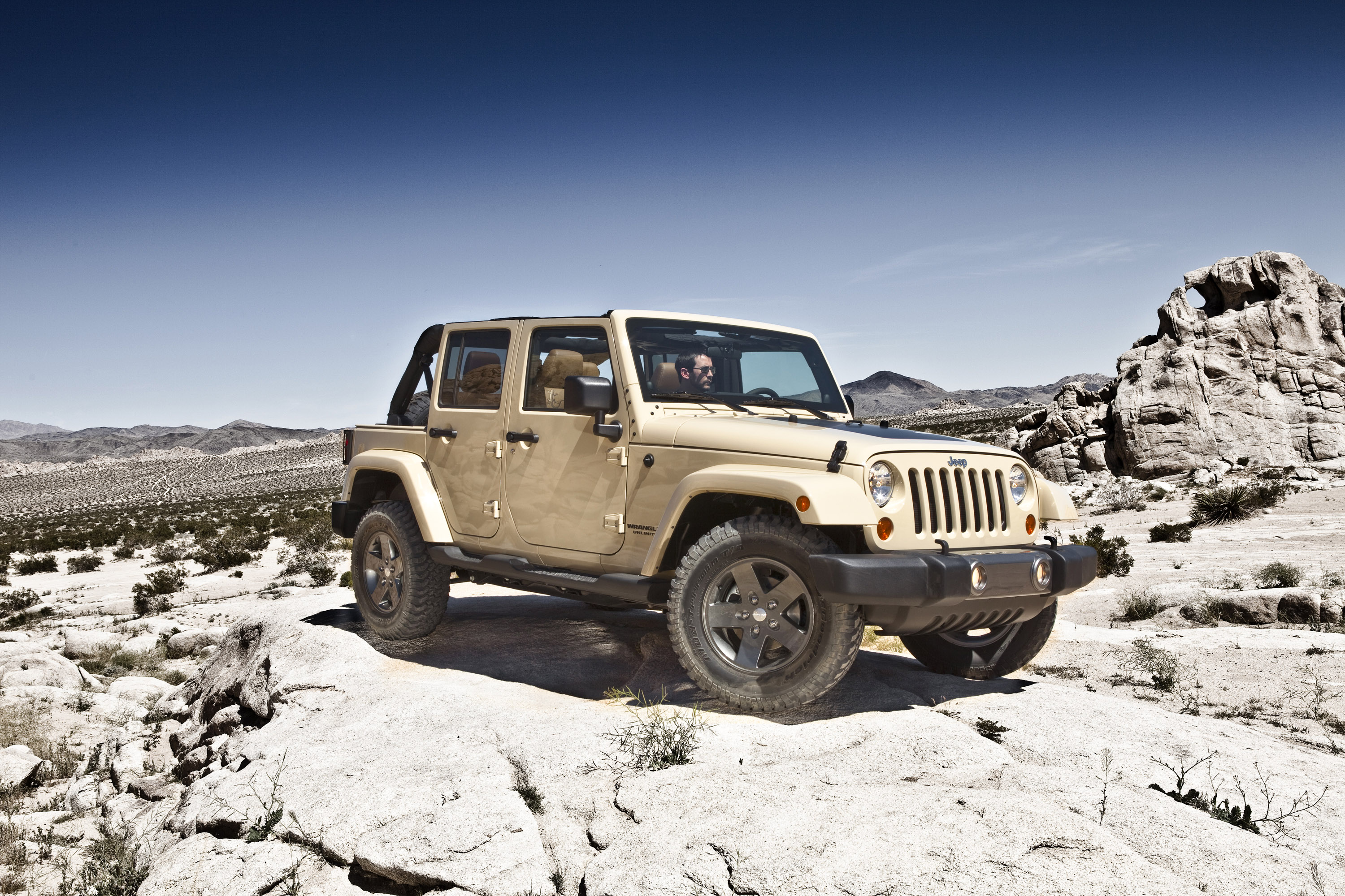 Взять дж. Jeep Wrangler 2012. Jeep Wrangler Mojave. Внедорожник Jeep Wrangler 1980. Вранглер машина 2011.