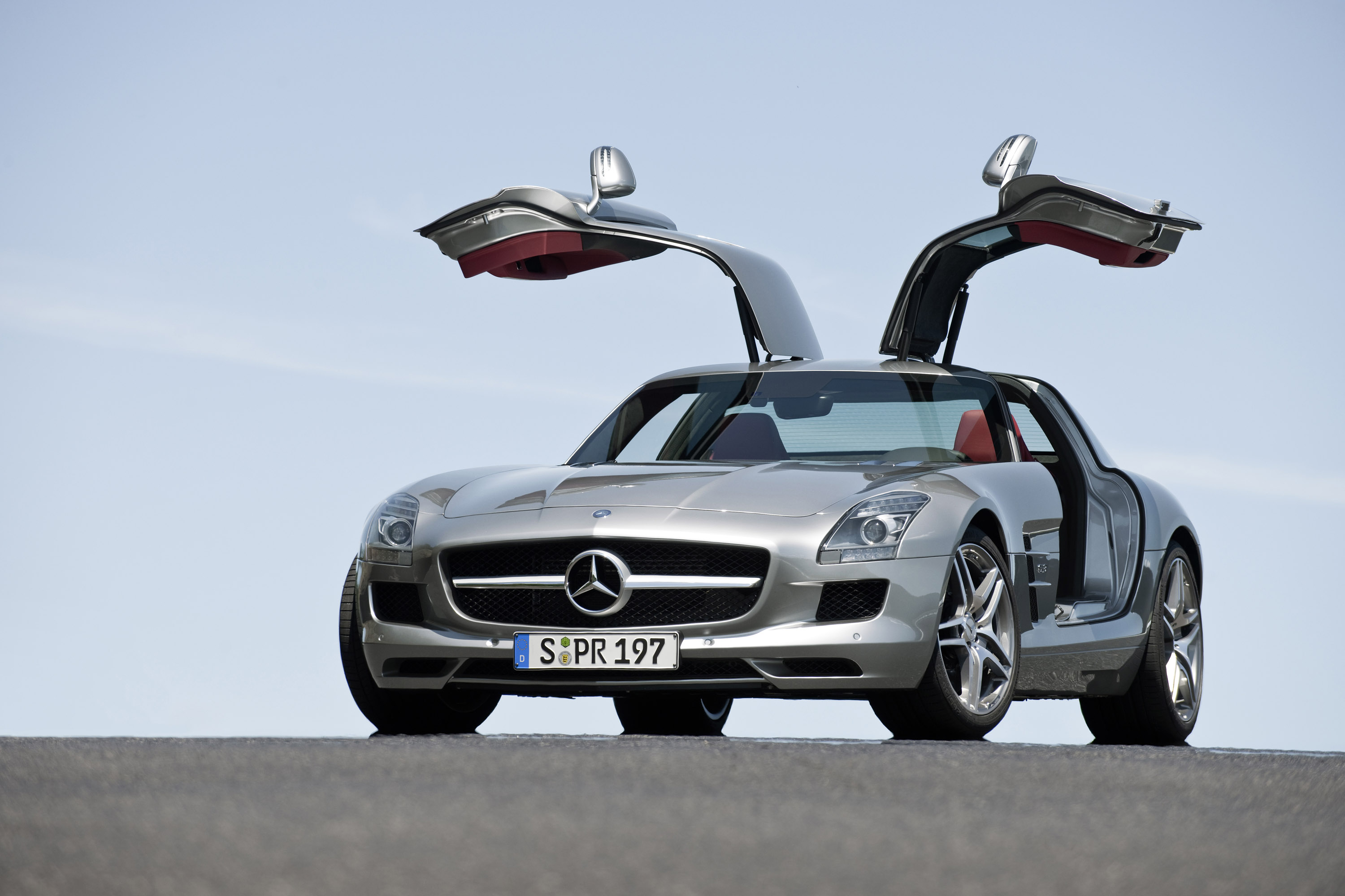 Открываются вверх. Mercedes Benz SLS AMG 2013. Mercedes SLS AMG 2020. Мерседес SLS 6.3 AMG. Mercedes Benz SLS 2020.