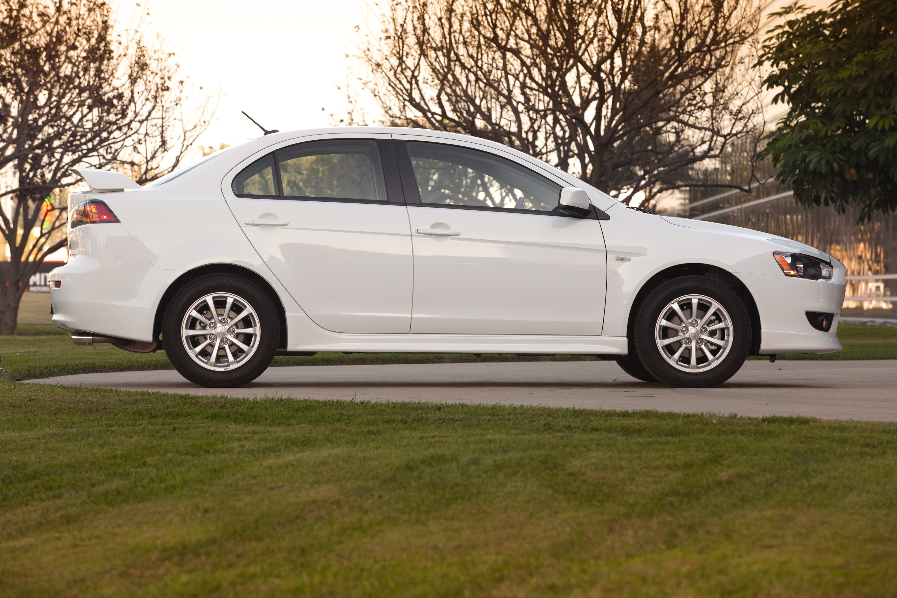 Белый бок. Митсубиси Лансер 10. Lancer 10 сбоку. Mitsubishi Lancer x 2011. Mitsubishi Lancer 10 белый сбоку.