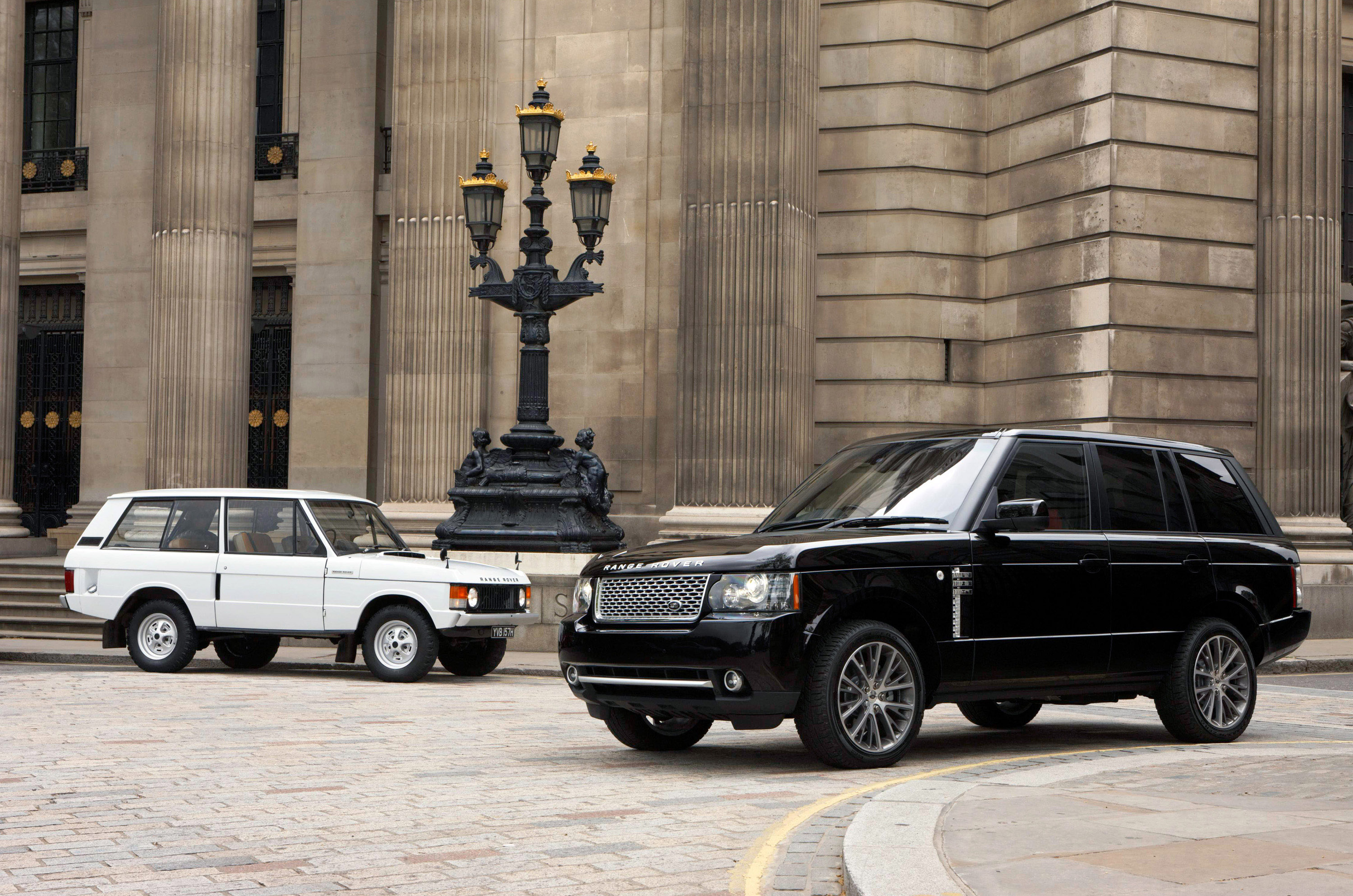 Машина теперь. Рендж Ровер 2011. Рендж Ровер 2011 черный. Range Rover 2011 черный. Range Rover 3 Autobiography Black.