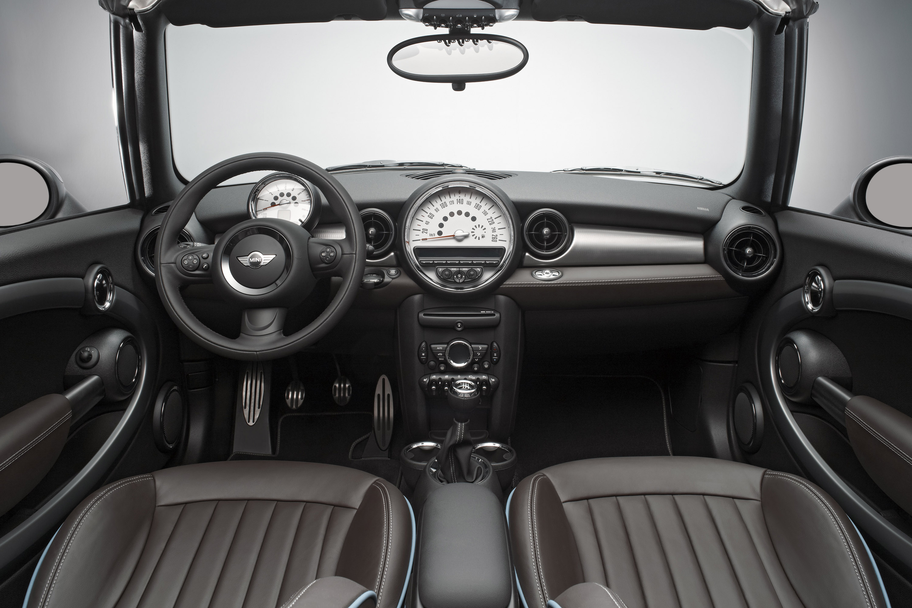 Мини внутри. Mini Cooper 2000 Interior. Mini Cooper s салон. Машина мини Купер салон. Мини Купер 2012 салон.