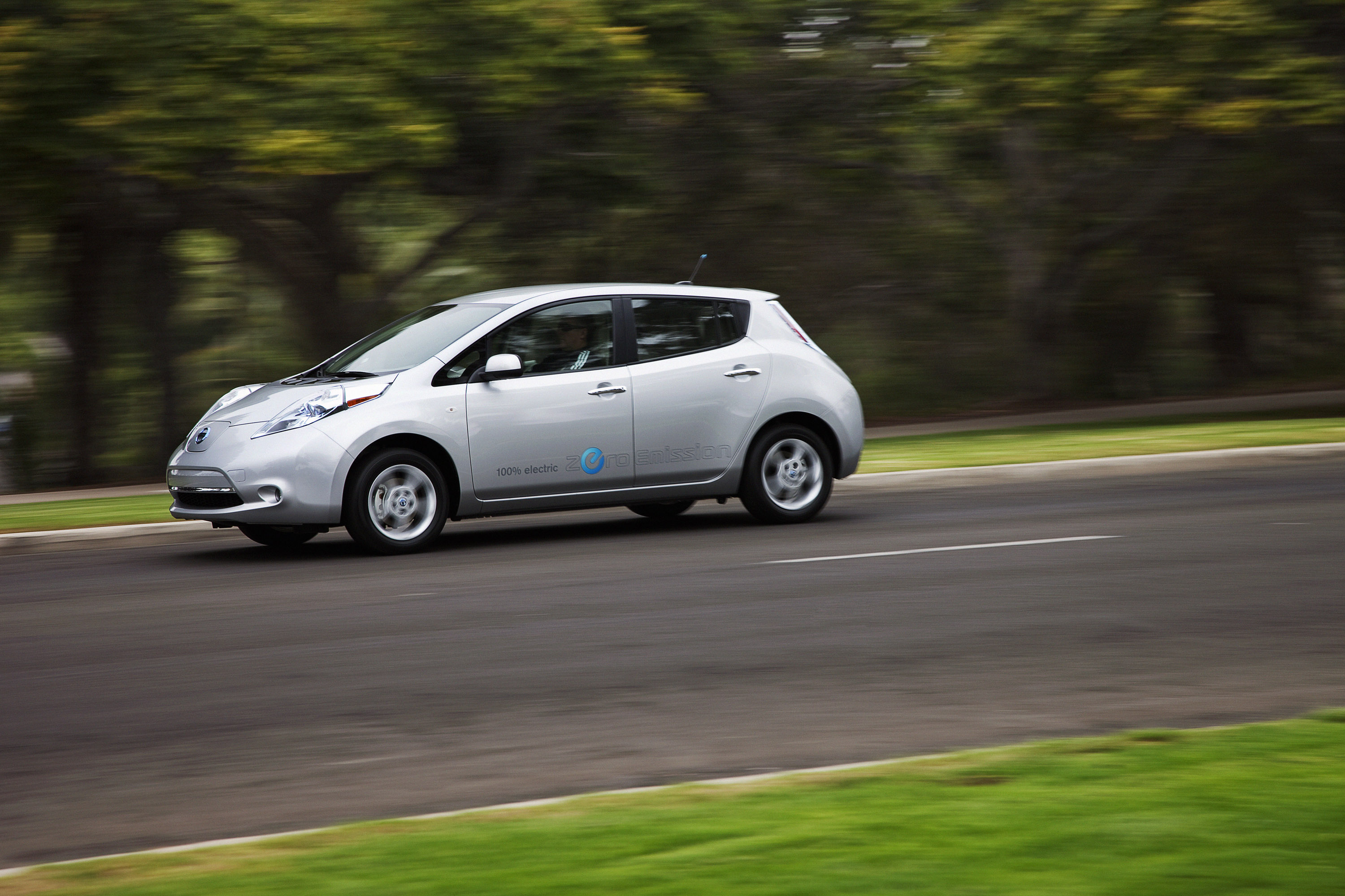 Nissan leaf. Nissan Leaf 2012. Nissan Leaf Nismo 2012. Ниссан лиф 2012. Ниссан лиф 2000.