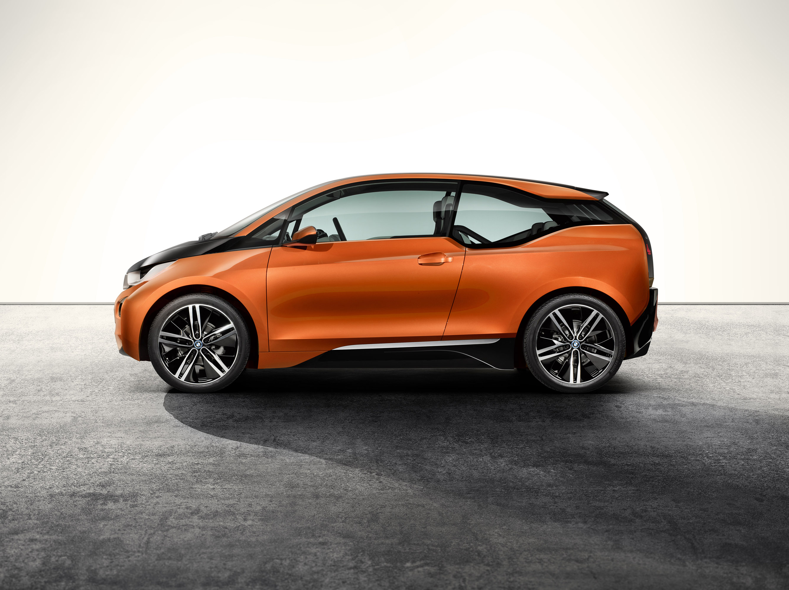 Новая 1 3. BMW i3 Coupe. БМВ i3 оранжевая. БМВ купе электрокар. BMW l3.