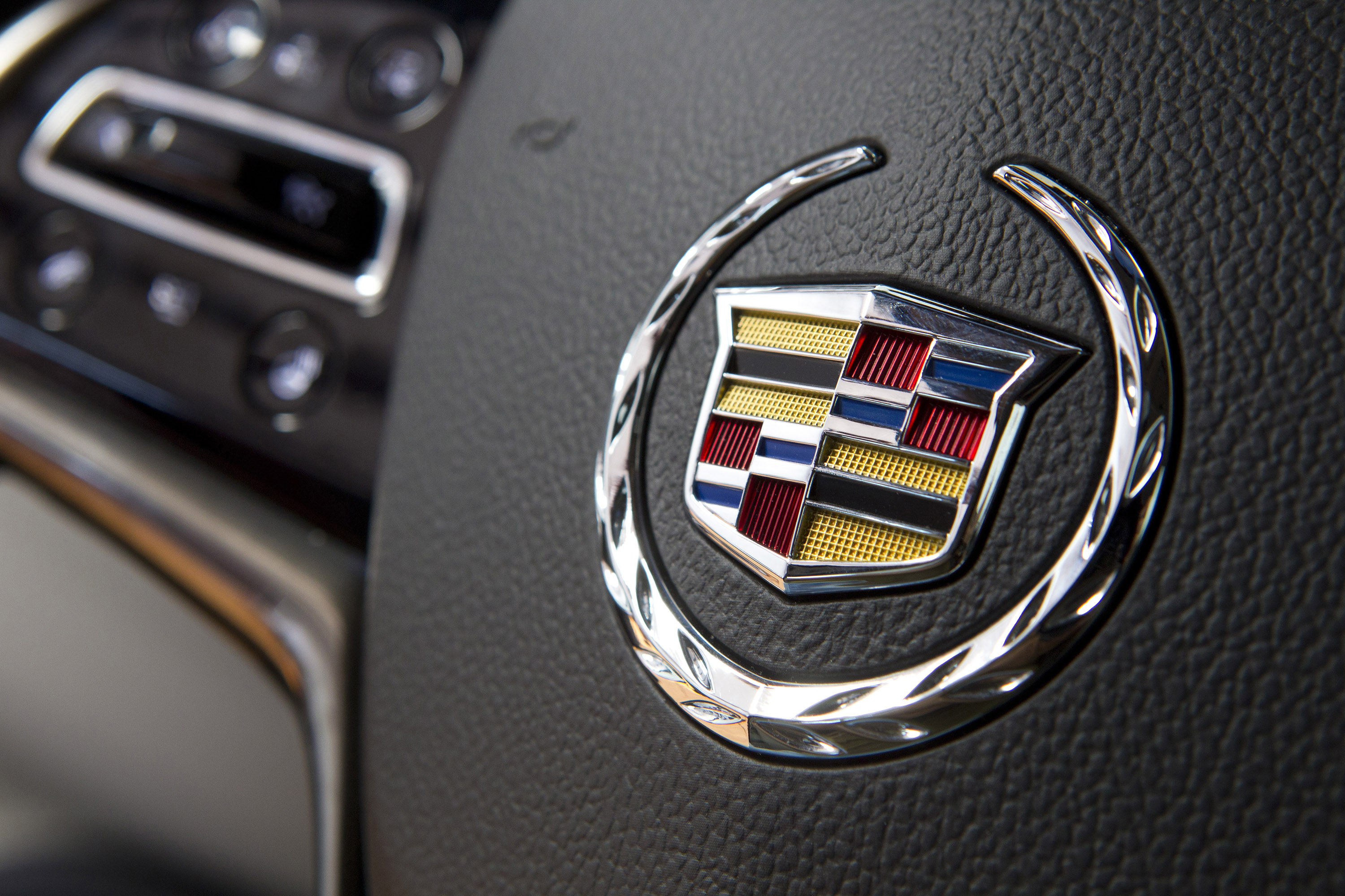 Эмблемы машин фото. Cadillac ATS logo. Кадиллак значок на руле. Автомобиль представительского класса значки. Ford Chevrolet Cadillac значки.